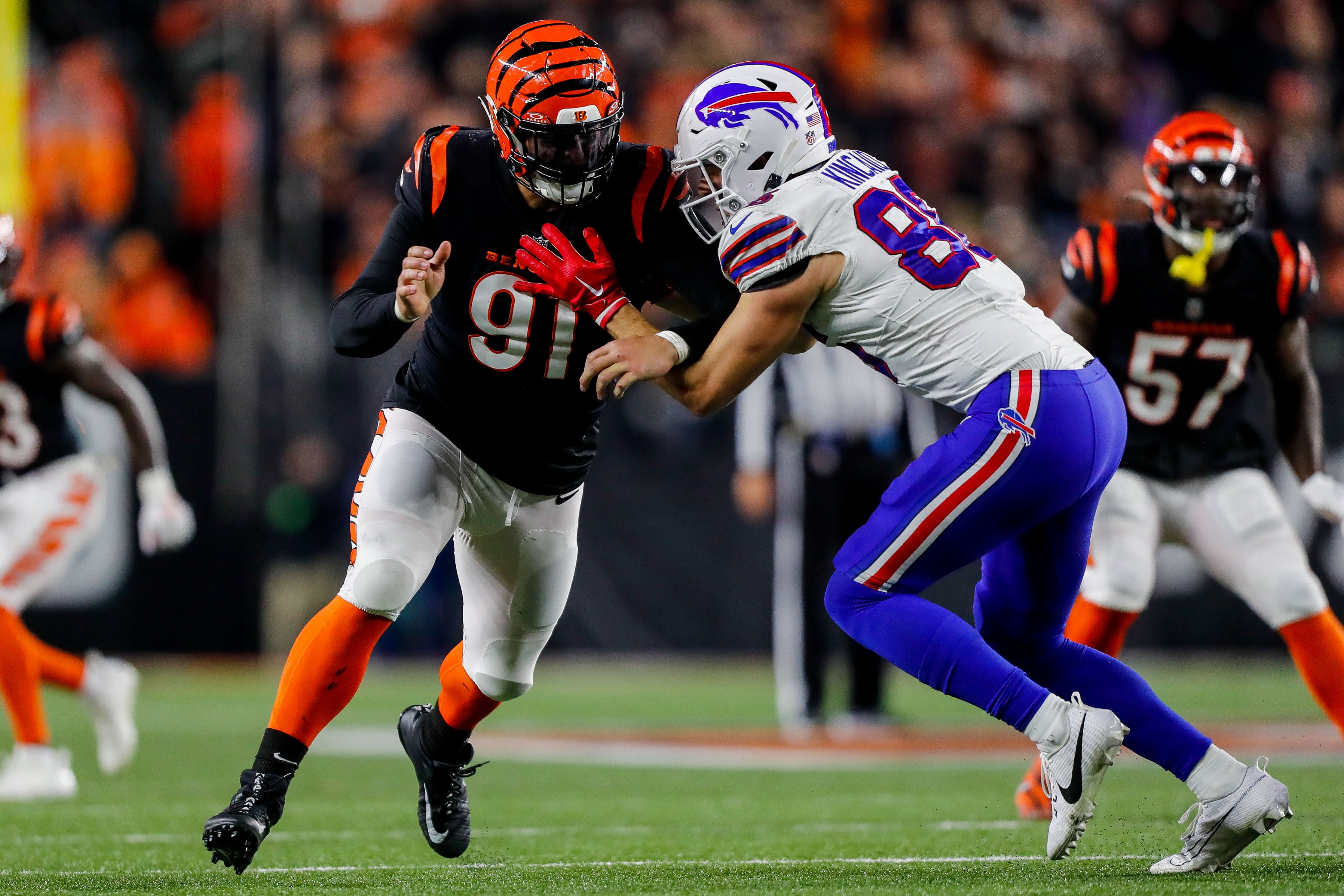 Cincinnati Bengals defensive end Trey Hendrickson (91) pushes against Buffalo Bills tight end Dalton Kincaid (86) in the second half at Paycor Stadium.