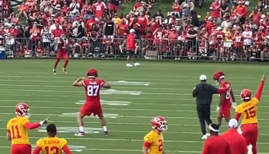 Chiefs players react to WR Xavier Worthy's touchdown grab.