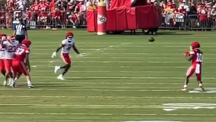 Travis Kelce throws a lateral to Isiah Pacheco during Day 5 of Chiefs training camp practices.