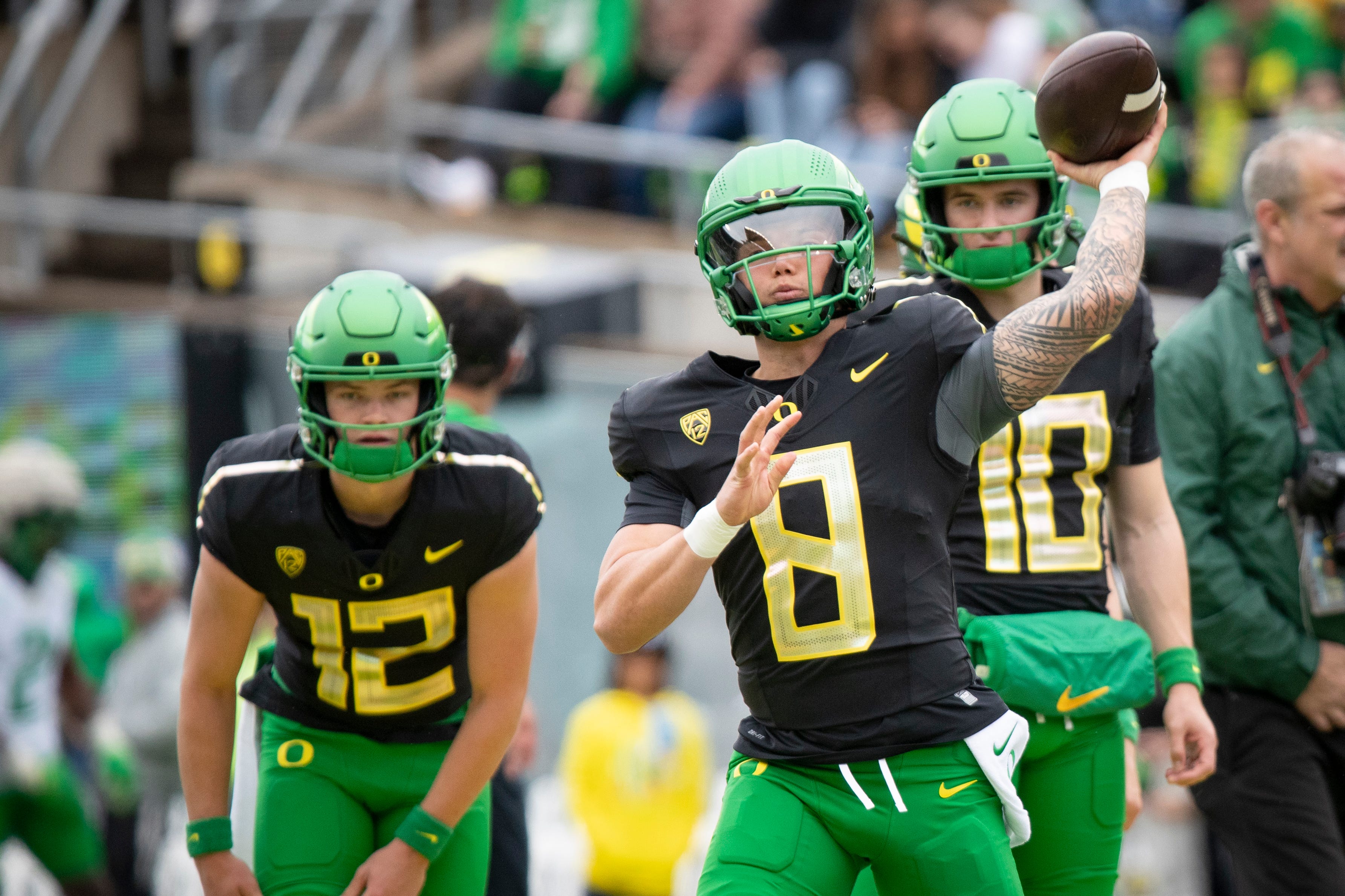 Dillon Gabriel throwing at the Oregon spring game.