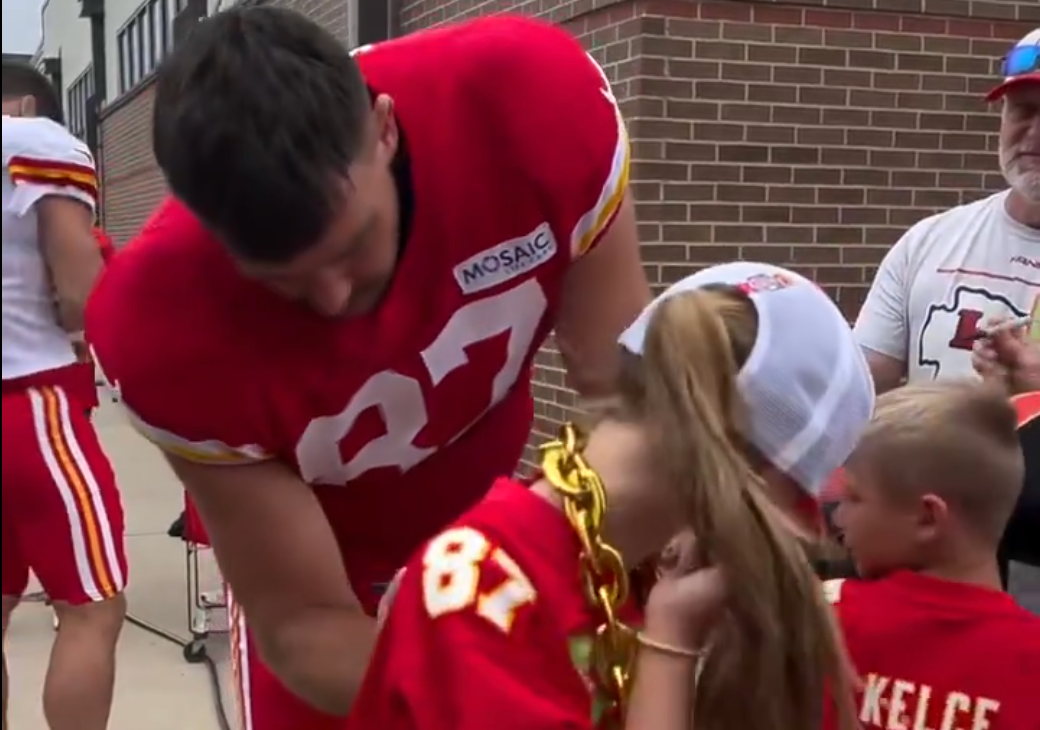 Travis Kelce signs custom Taylor Swift, Chiefs jersey at training camp