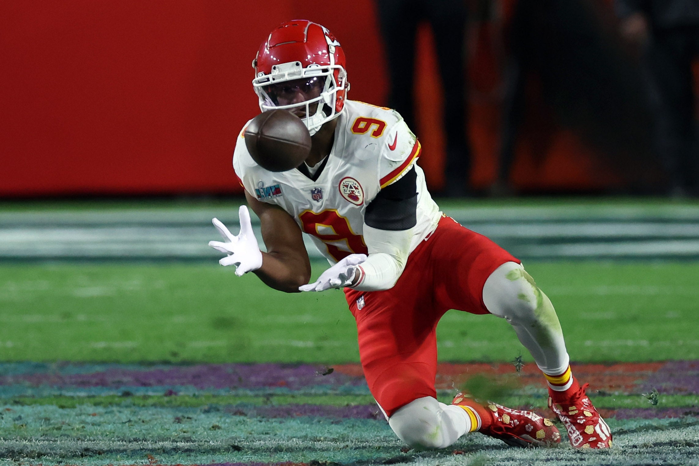 Feb 12, 2023; Glendale, Arizona, US; Kansas City Chiefs wide receiver JuJu Smith-Schuster (9) makes a catch against the Philadelphia Eagles in the fourth quarter of Super Bowl LVII at State Farm Stadium.