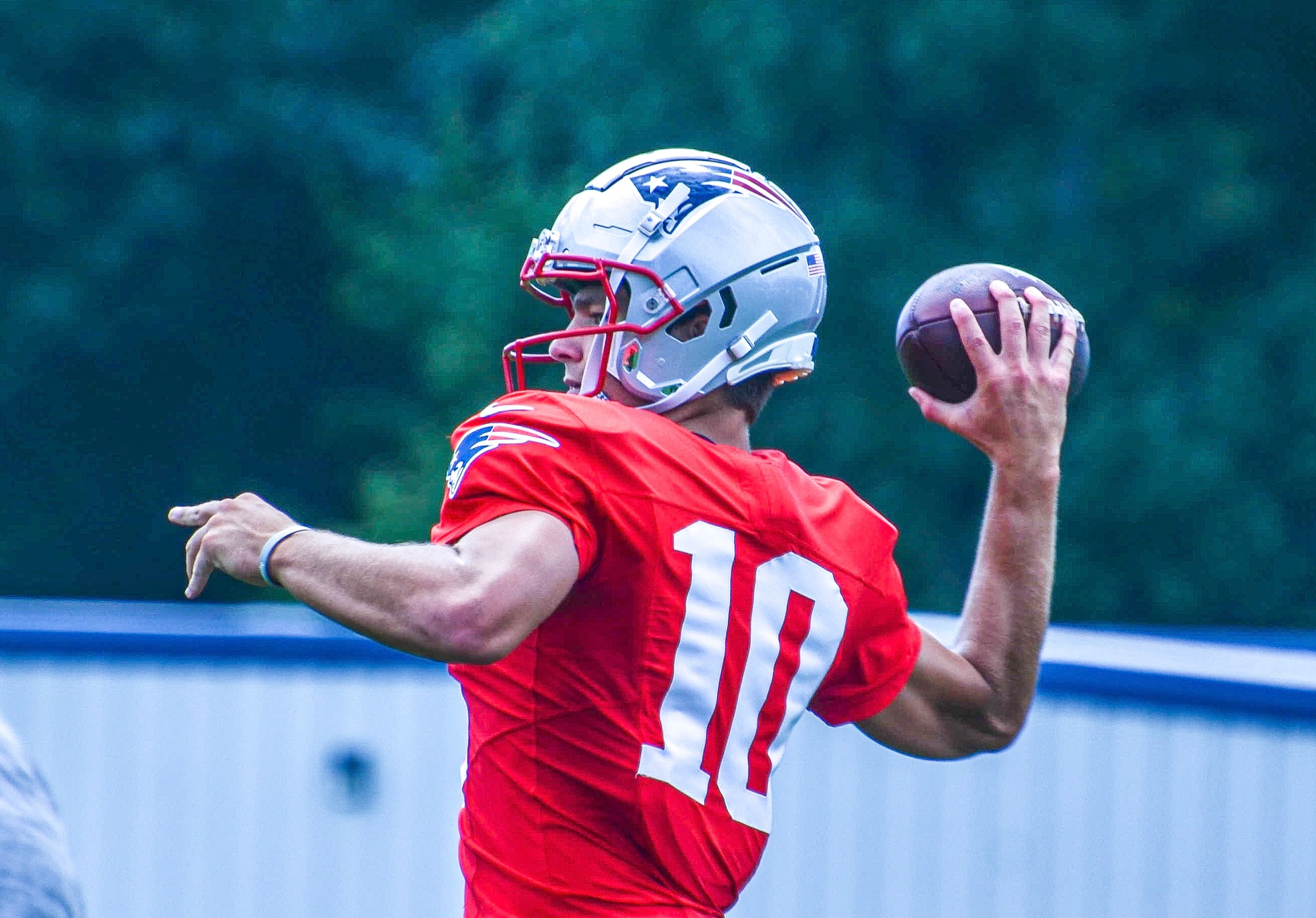 Patriots QB Drake Maye throws the ball during Day 12 of Training Camp 2024