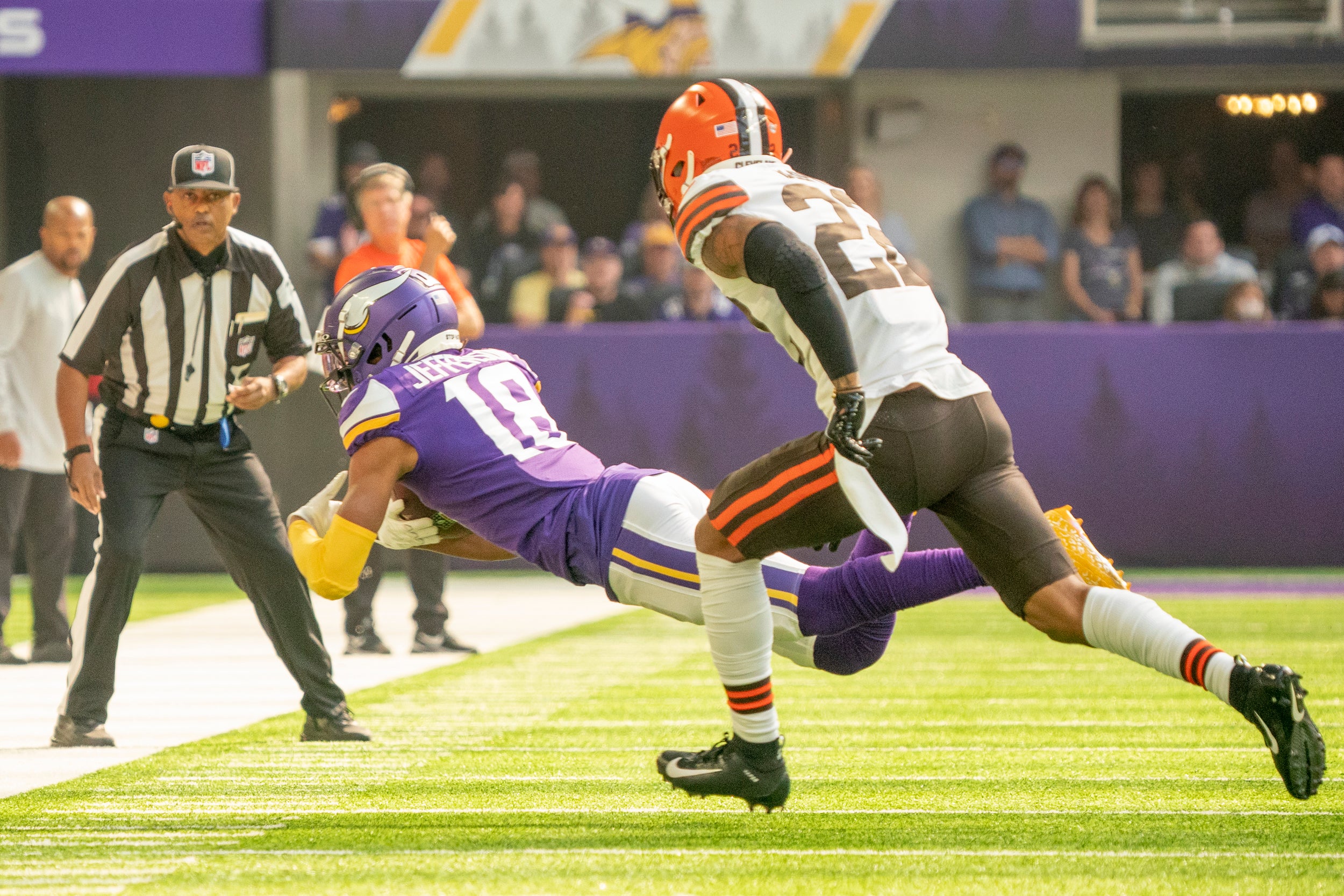 Justin Jefferson makes diving catch with Grant Delpit in pursuit