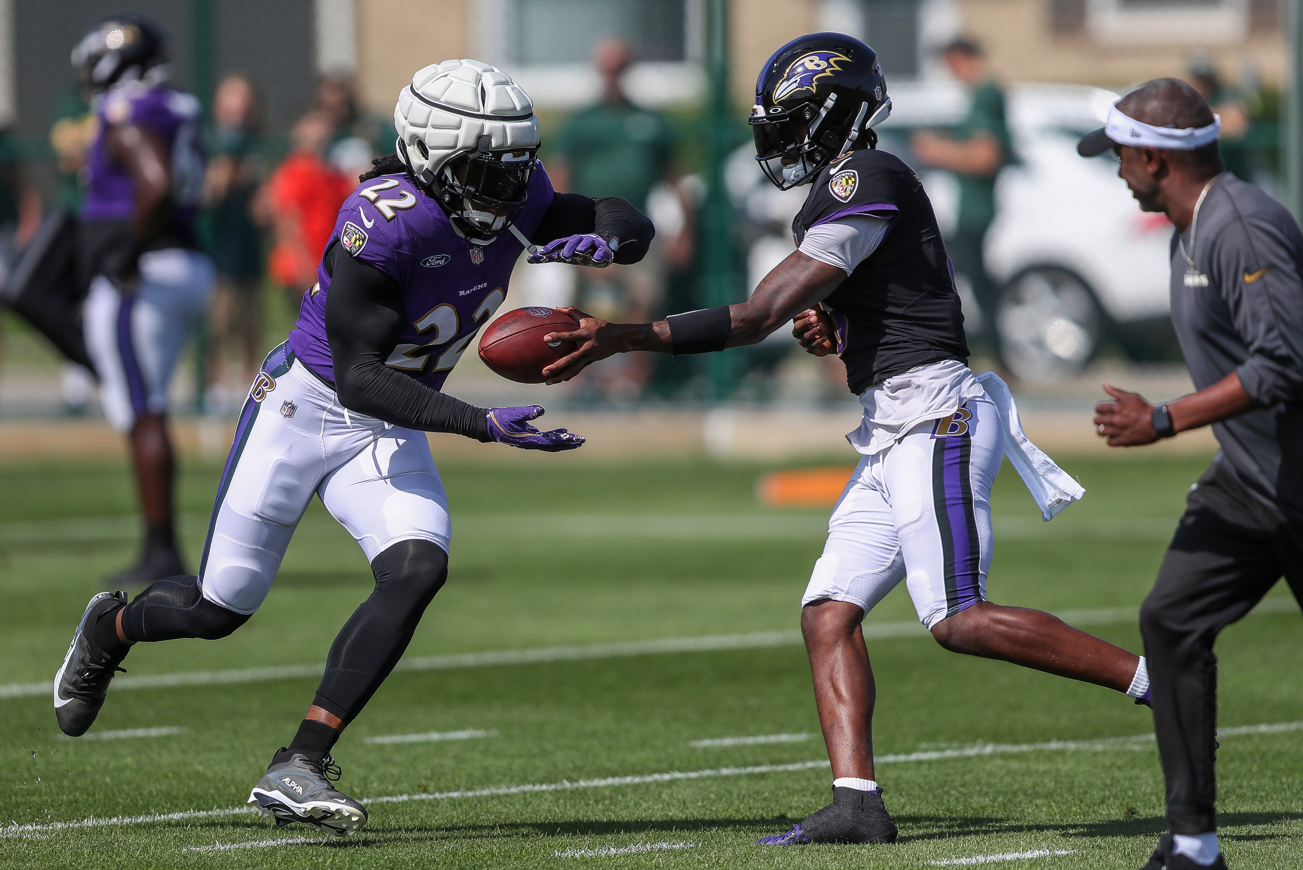 Baltimore Ravens running back Derrick Henry (22) takes a handoff from quarterback Lamar Jackson (8) during a joint practice with the Green Bay Packers on Thursday, August 22, 2024, at Ray Nitschke Field in Ashwaubenon, Wis. Tork Mason/USA TODAY NETWORK-Wisconsin