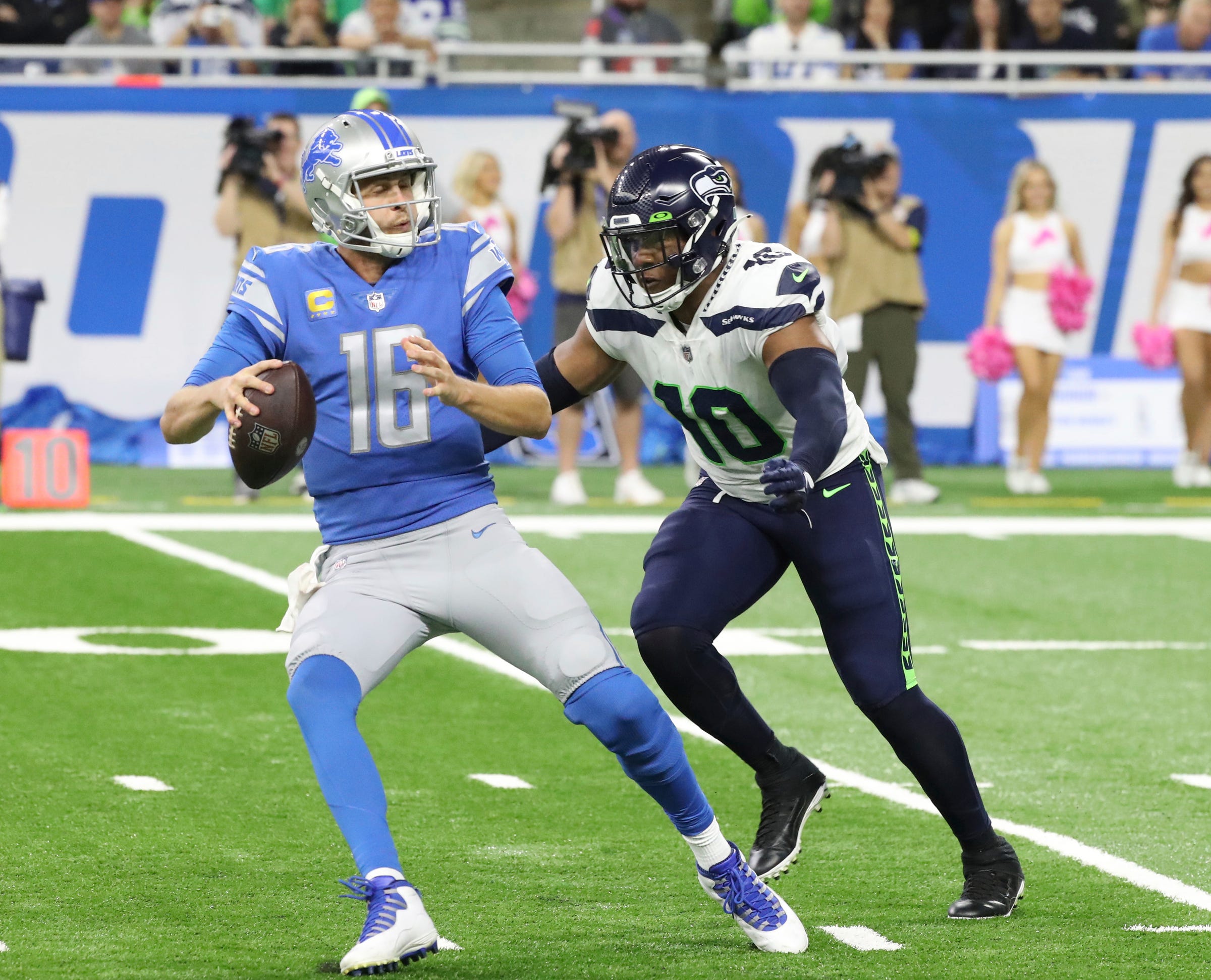Seattle Seahawks linebacker Uchenna Nwosu rushes Detroit Lions quarterback Jared Goff during the second half at Ford Field, Oct. 2, 2022. Nfl Seattle Seahawks At Detroit Lions