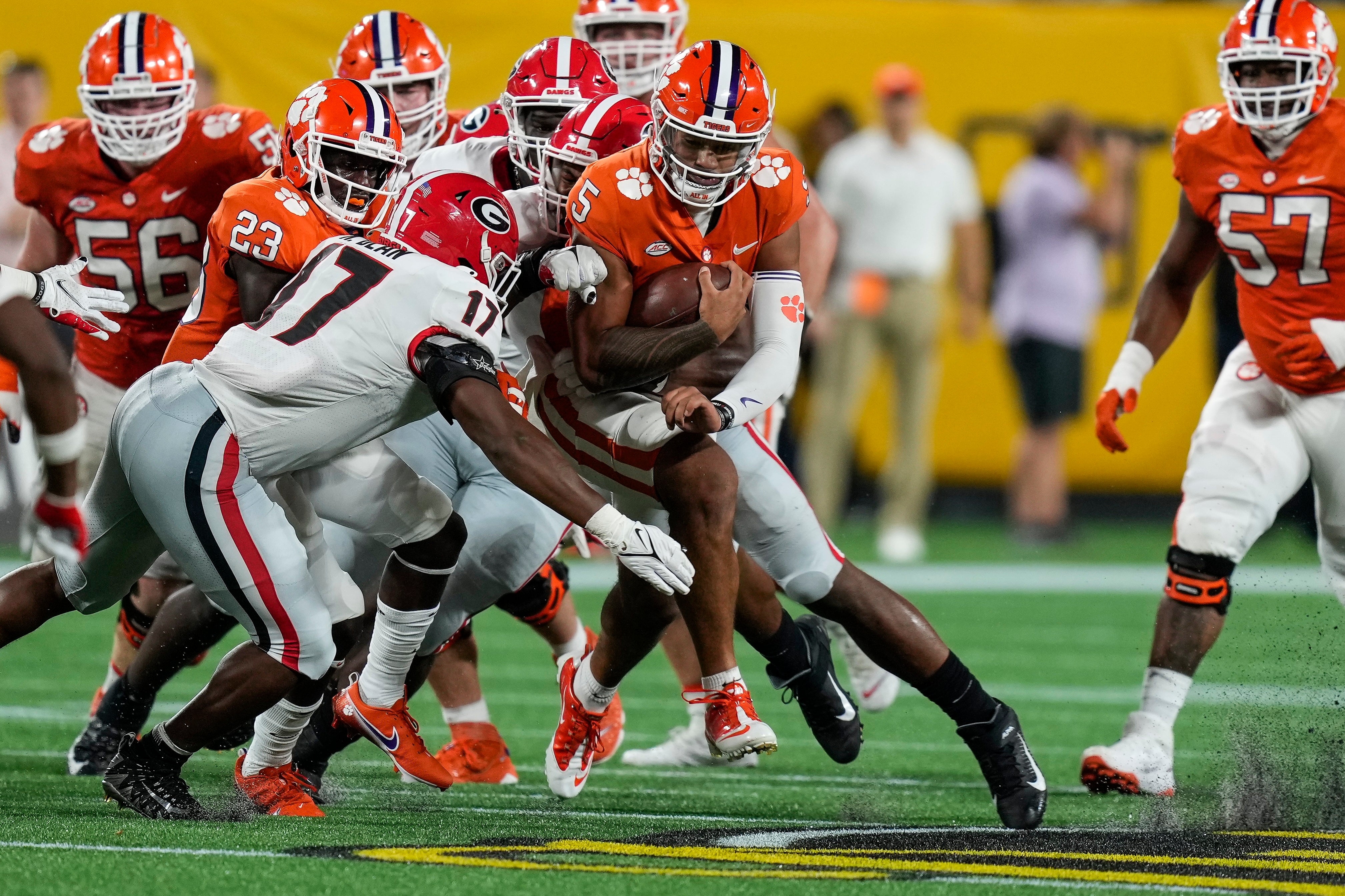 Nakobe Dean (among others) tackles DJ Uiagalelei