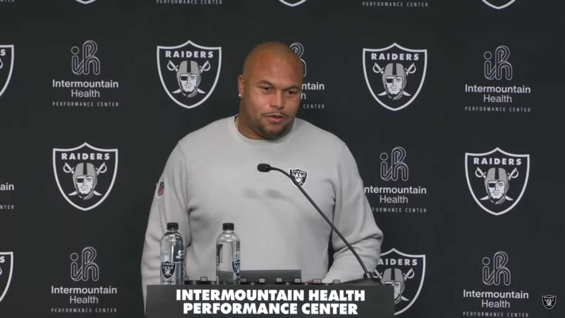 Las Vegas Raiders head coach Antonio Pierce