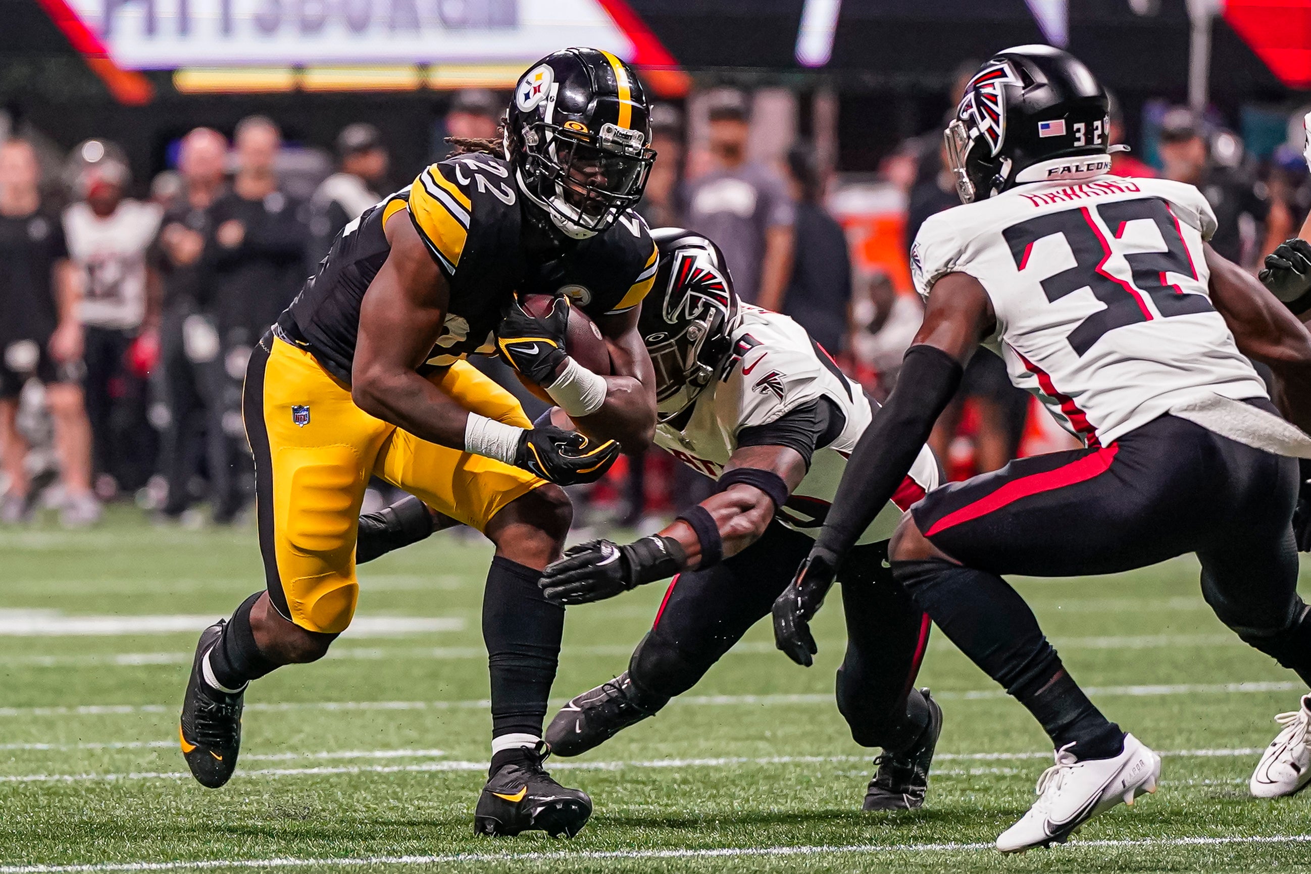 Aug 24, 2023; Atlanta, Georgia, USA; Pittsburgh Steelers running back Najee Harris (22) runs the ball against the Atlanta Falcons during the first half at Mercedes-Benz Stadium. Mandatory Credit: Dale Zanine-Imagn Images