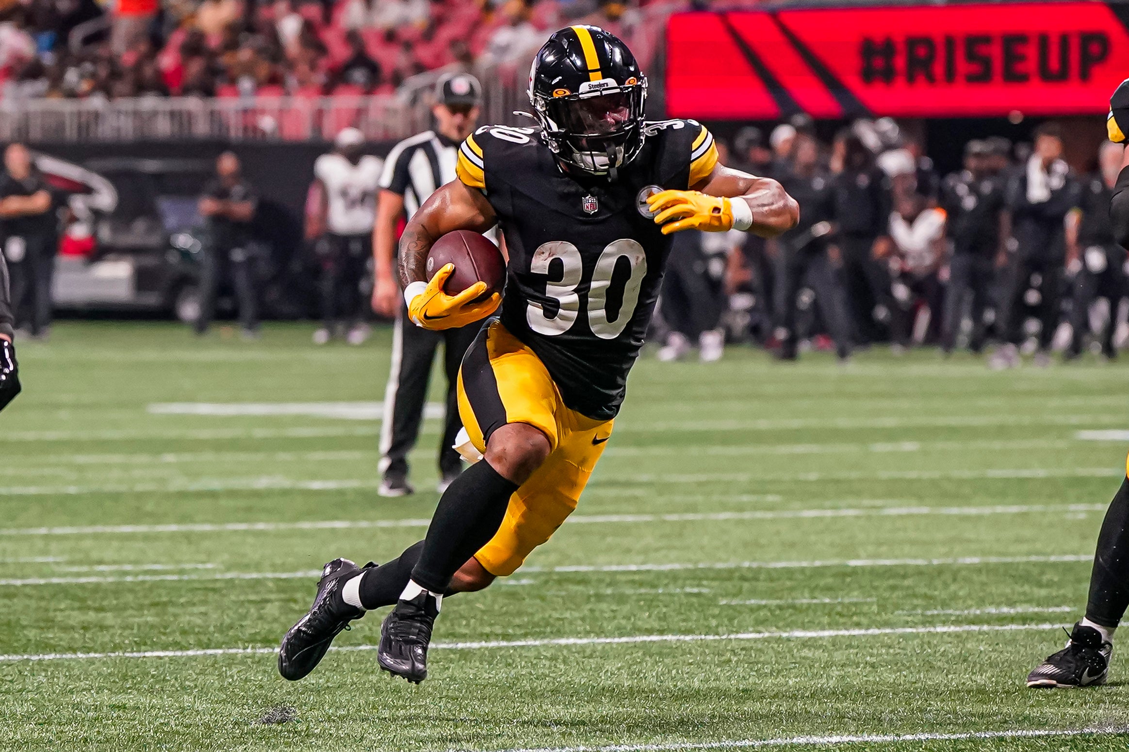 Aug 24, 2023; Atlanta, Georgia, USA; Pittsburgh Steelers running back Jaylen Warren (30) runs for a touchdown against the Atlanta Falcons during the first half at Mercedes-Benz Stadium. Mandatory Credit: Dale Zanine-Imagn Images  