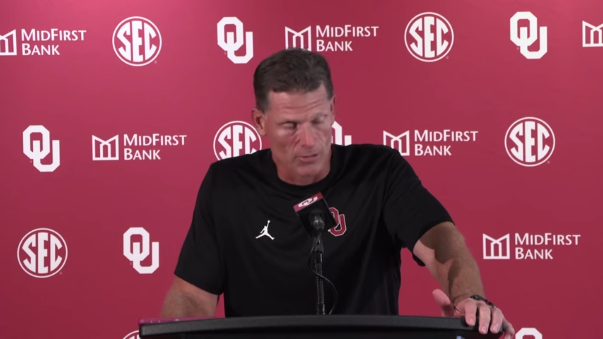 Oklahoma Sooners head coach Brent venables