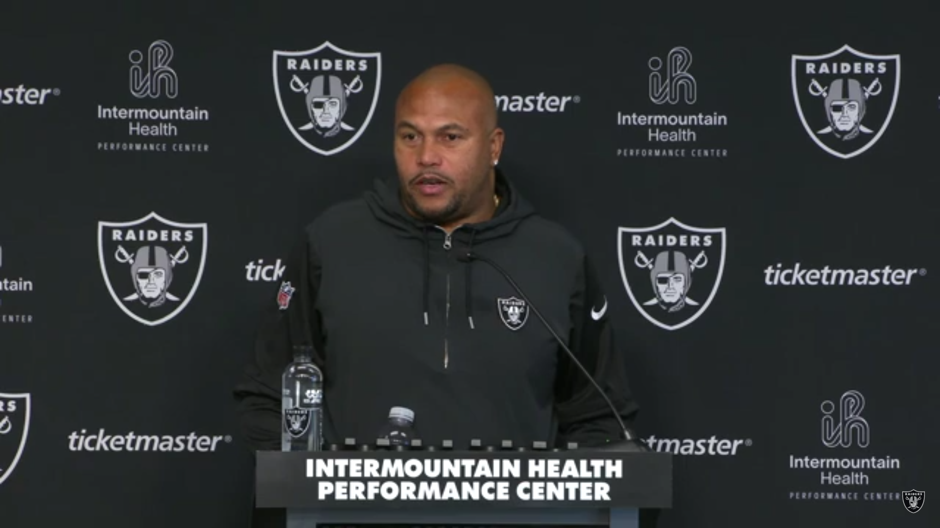 Las vegas Raiders head coach Antonio Pierce