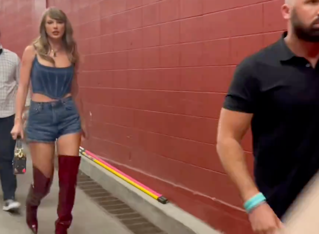 Taylor Swift arrives for Kansas City Chiefs season opener against Baltimore Ravens