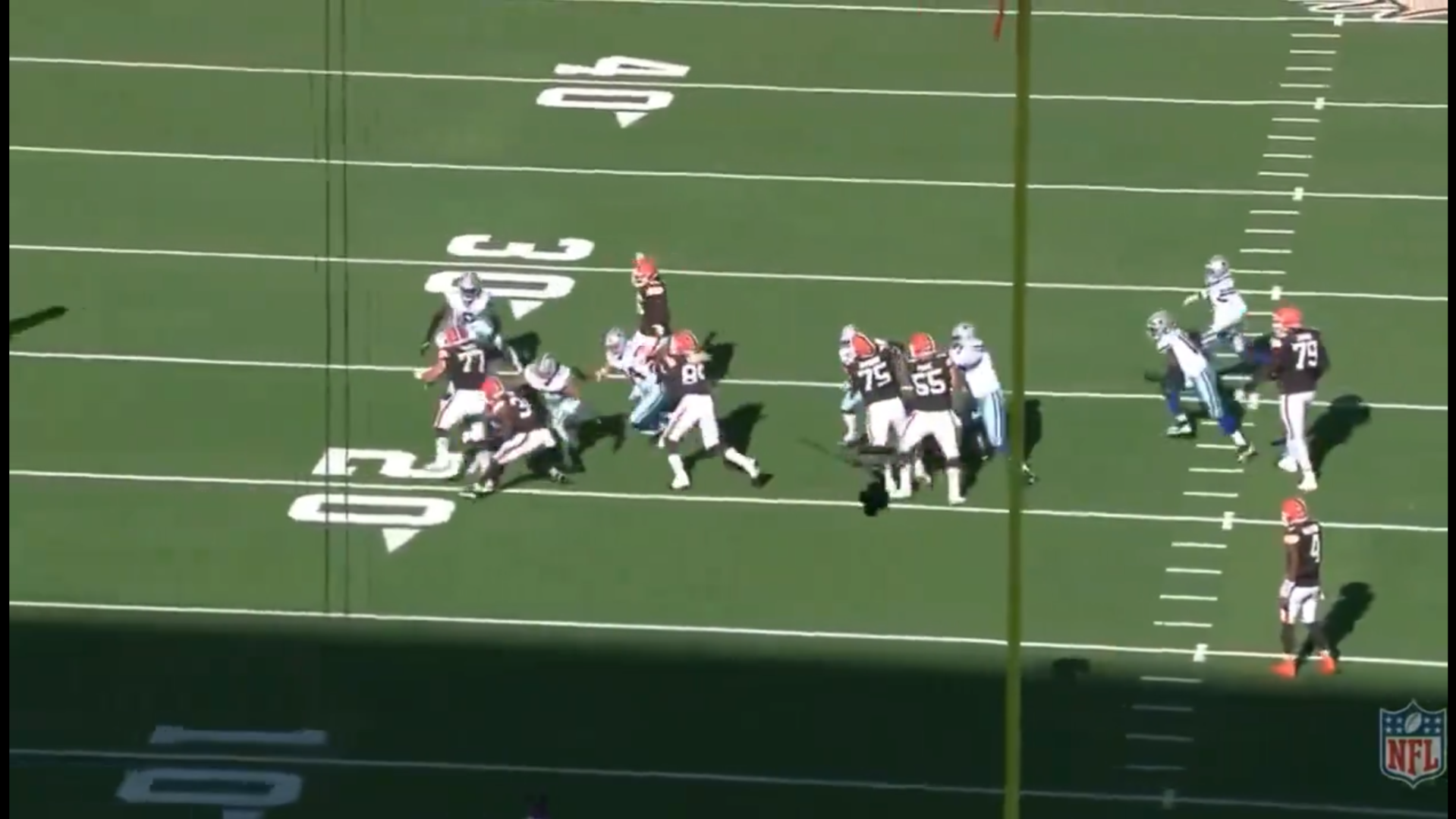 Dallas Cowboys LBs DeMarvion Overshown and Eric Kendricks stop the Cleveland Browns' rush attempt in Week 1.