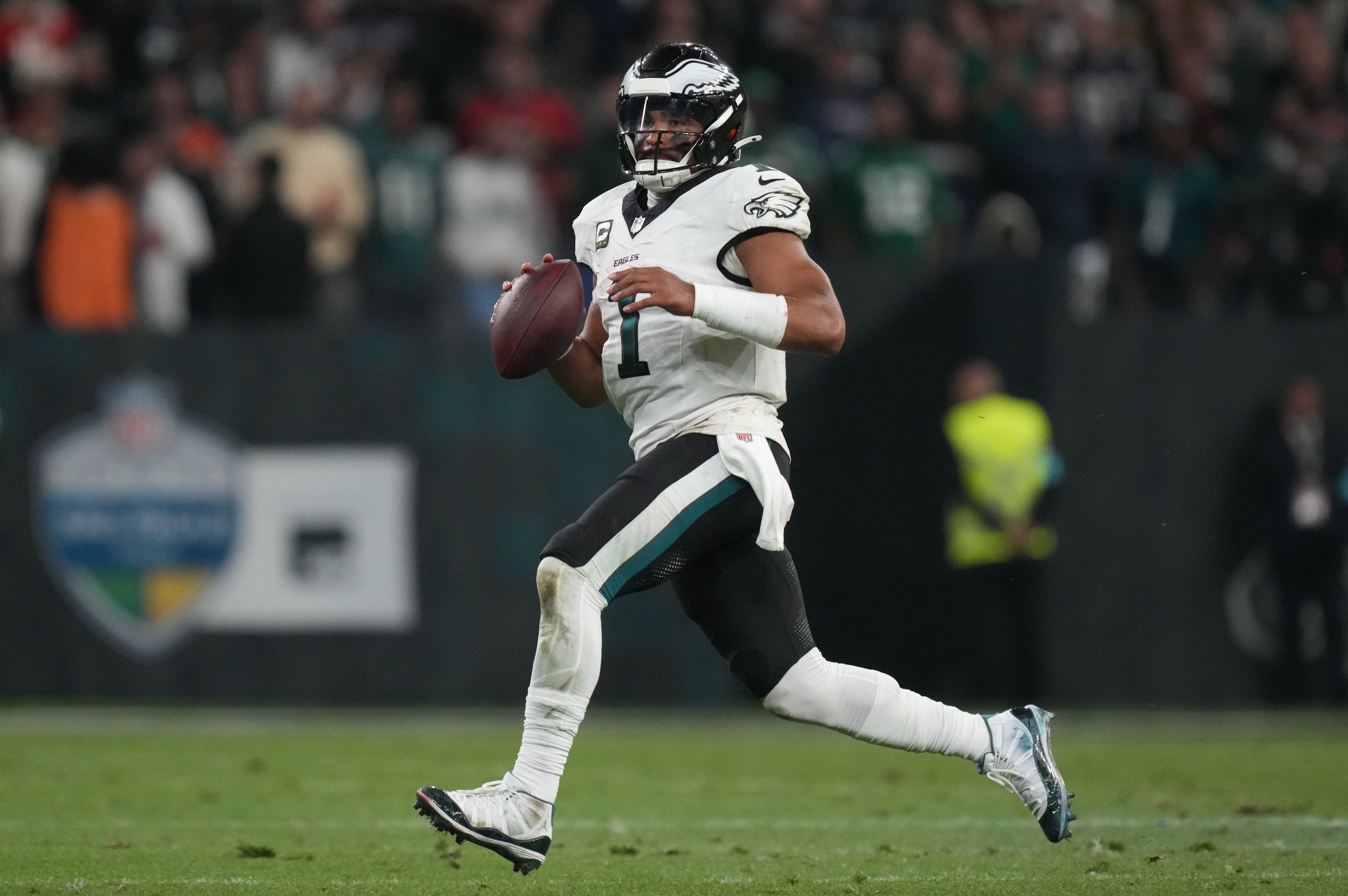 Philadelphia Eagles quarterback Jalen Hurts (1) scrambles during the first half against the Green Bay Packers at Neo Quimica Arena.