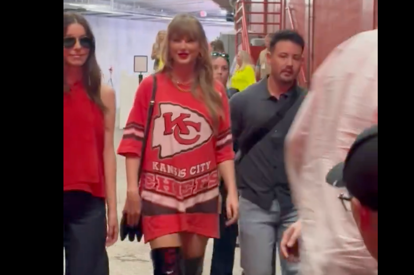 Taylor Swift arrives for the Chiefs Week 2 matchup against the Cincinnati Bengals