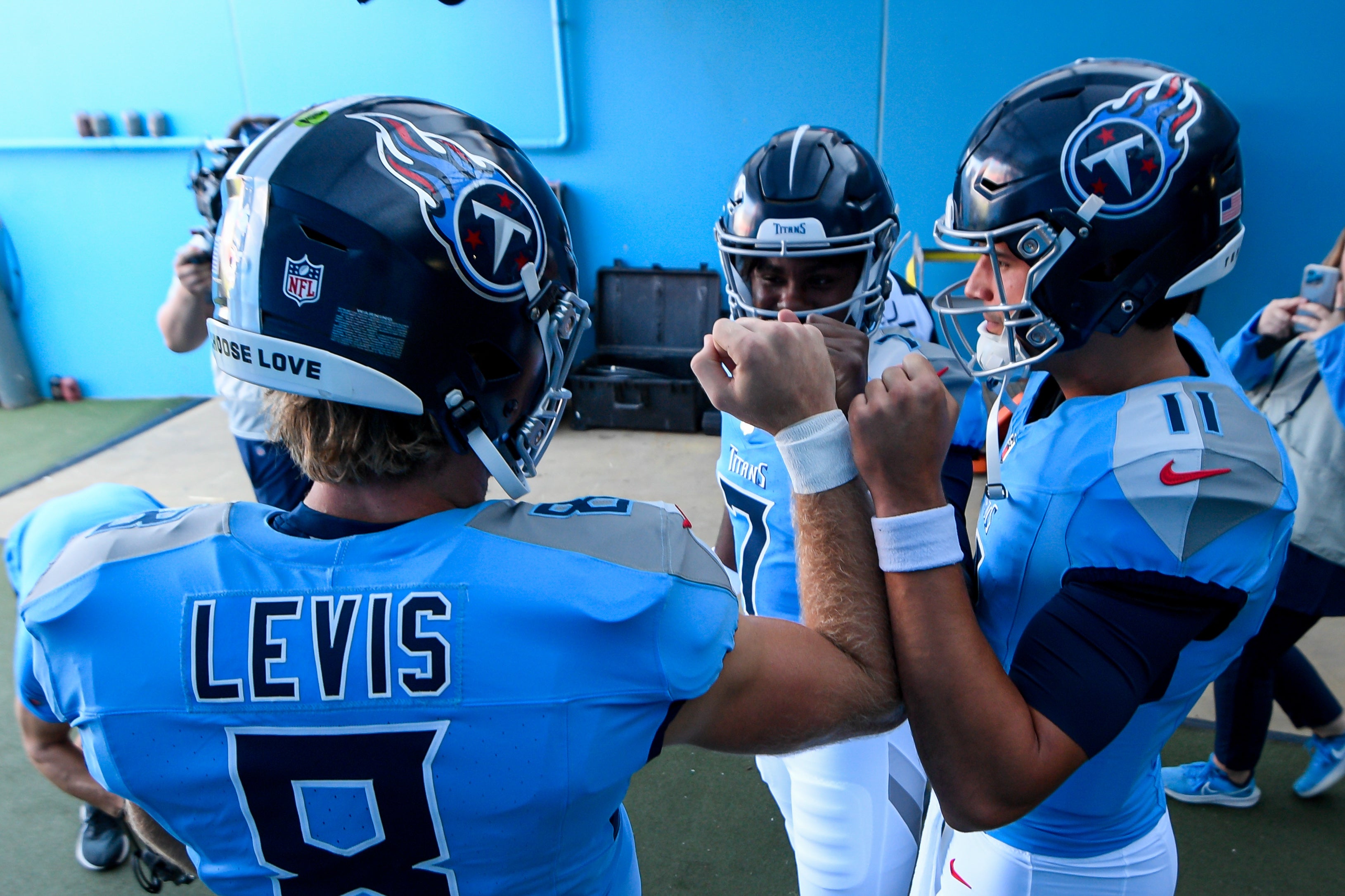 Tennessee Titans Will Levis (8), Tennessee Titans quarterback Malik Willis (7), and quarterback Mason Rudolph (11) against the San Francisco 49ers during the first half at Nissan Stadium. Steve Roberts-Imagn Images