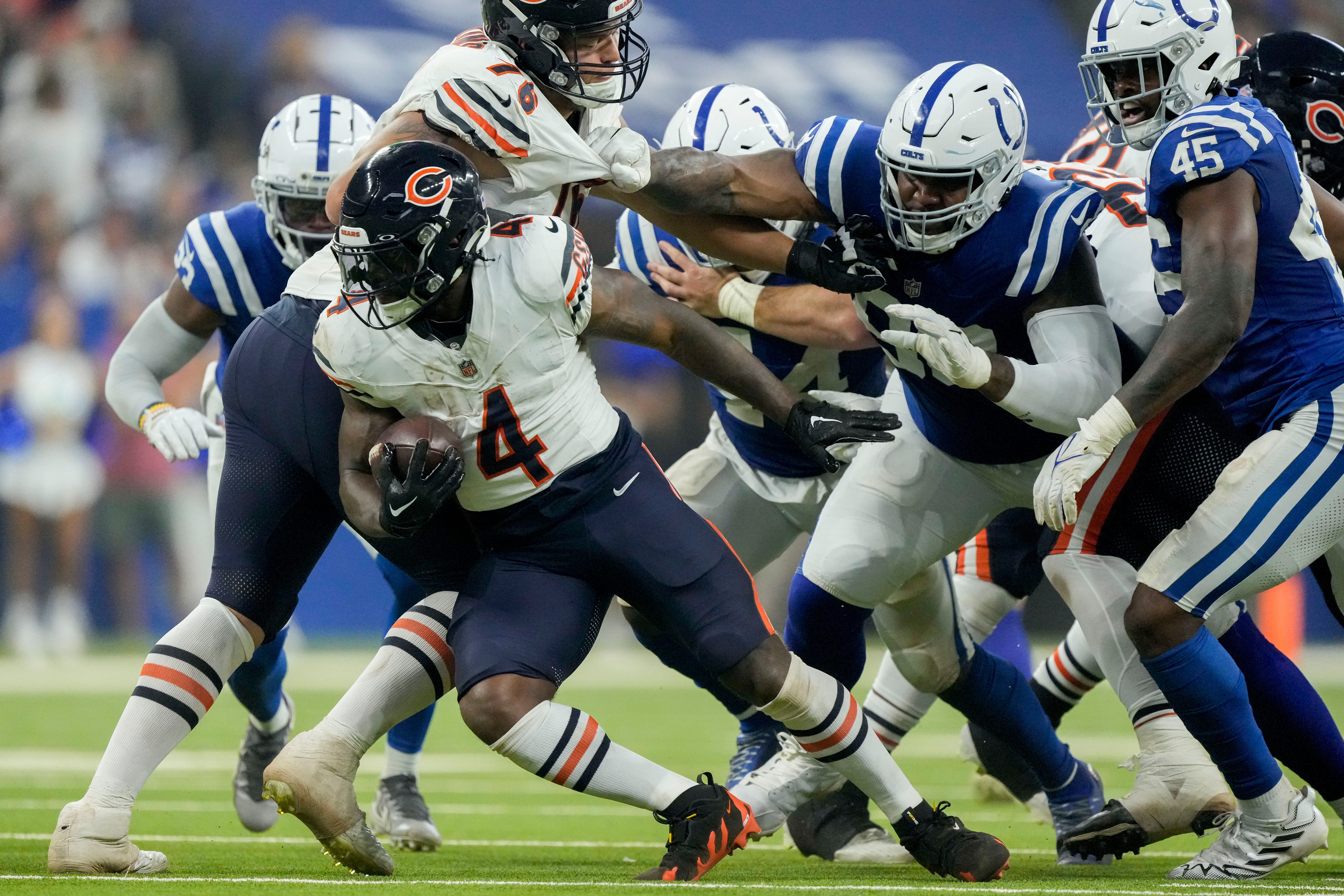 Chicago Bears running back D'Andre Swift (4) runs with the ball Sunday, Sept. 22, 2024, during a game against the Indianapolis Colts at Lucas Oil Stadium in Indianapolis.
