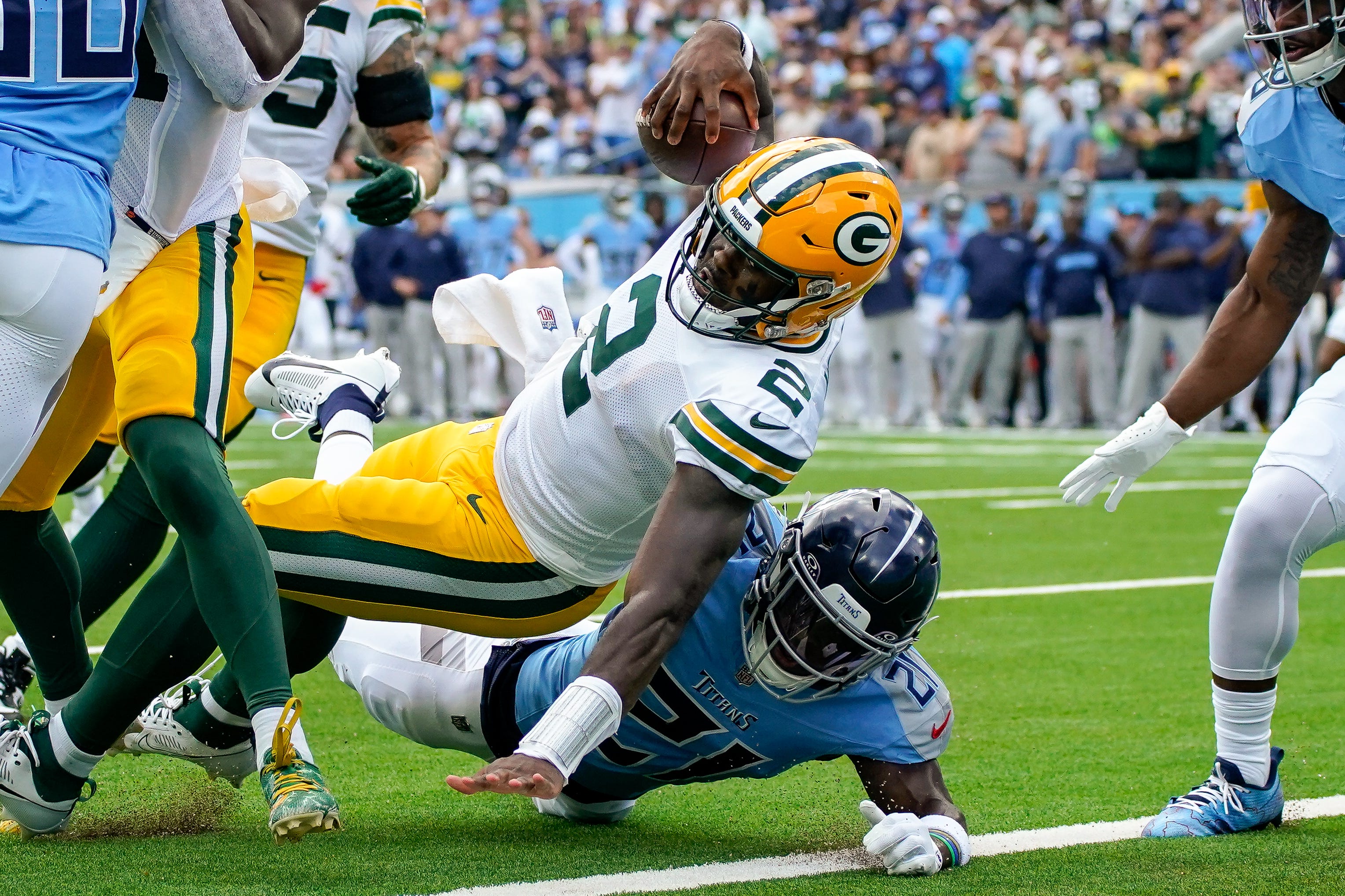Green Bay Packers quarterback Malik Willis (2) scores a touchdown past Tennessee Titans cornerback Roger McCreary (21) during the first quarter at Nissan Stadium in Nashville, Tenn., Sunday, Sept. 22, 2024.
