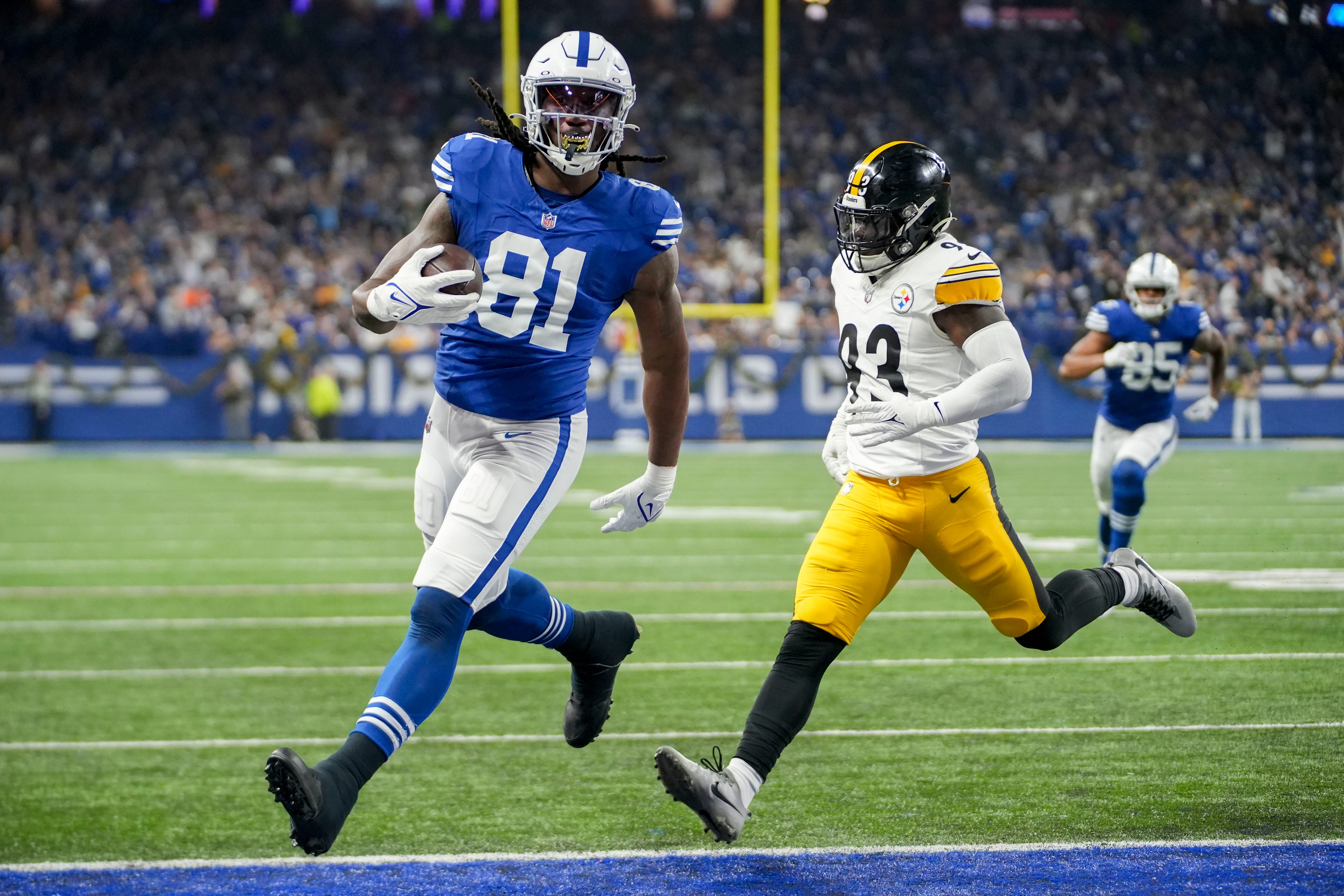 Indianapolis Colts tight end Mo Alie-Cox (81) runs in for a touchdown Saturday, Dec. 16, 2023, during a game against the Pittsburgh Steelers at Lucas Oil Stadium in Indianapolis.