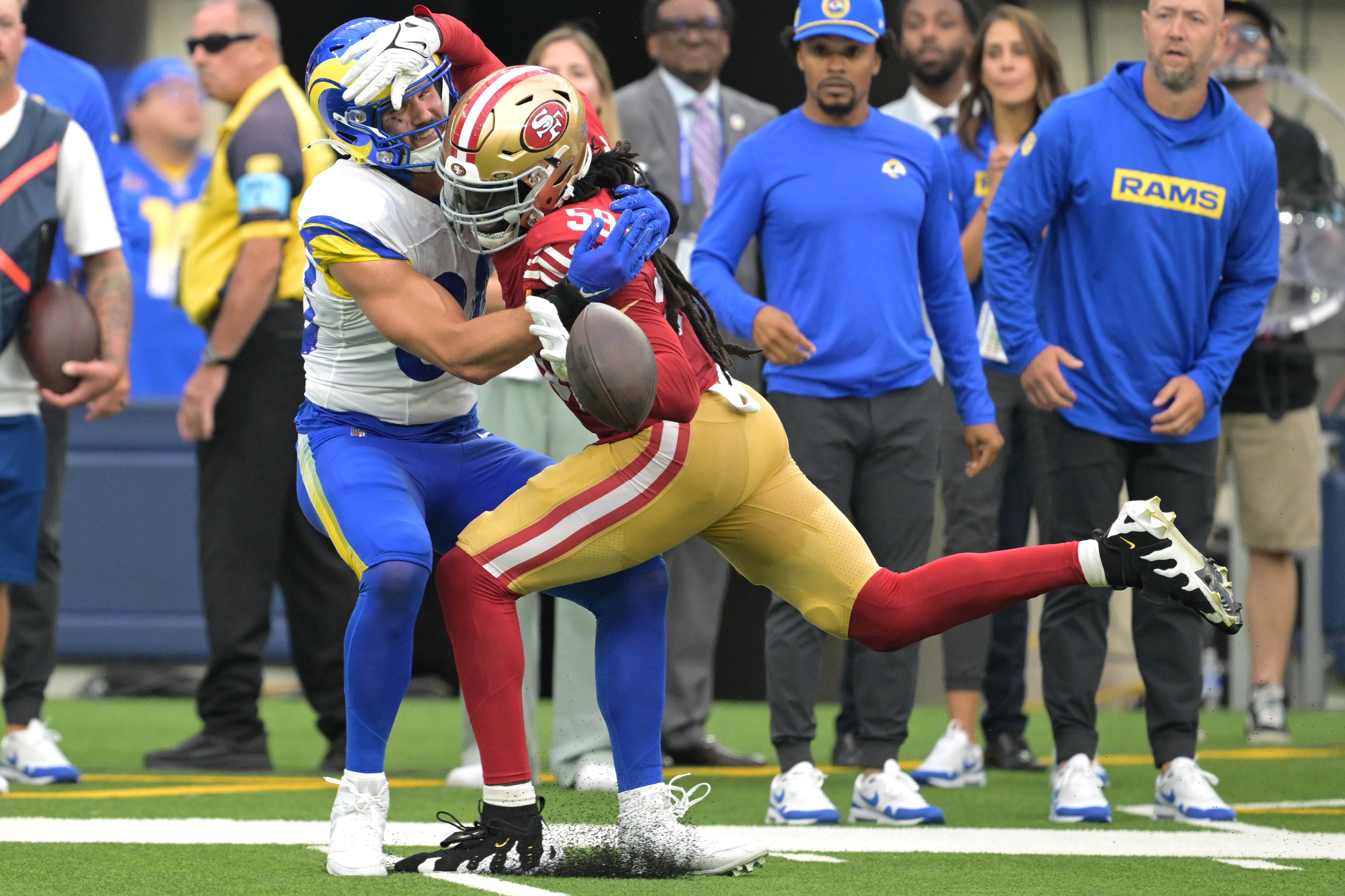 San Francisco 49ers linebacker De'Vondre Campbell (59) fouls Los Angeles Rams tight end Tyler Higbee (89) in the fourth quarter at SoFi Stadium.