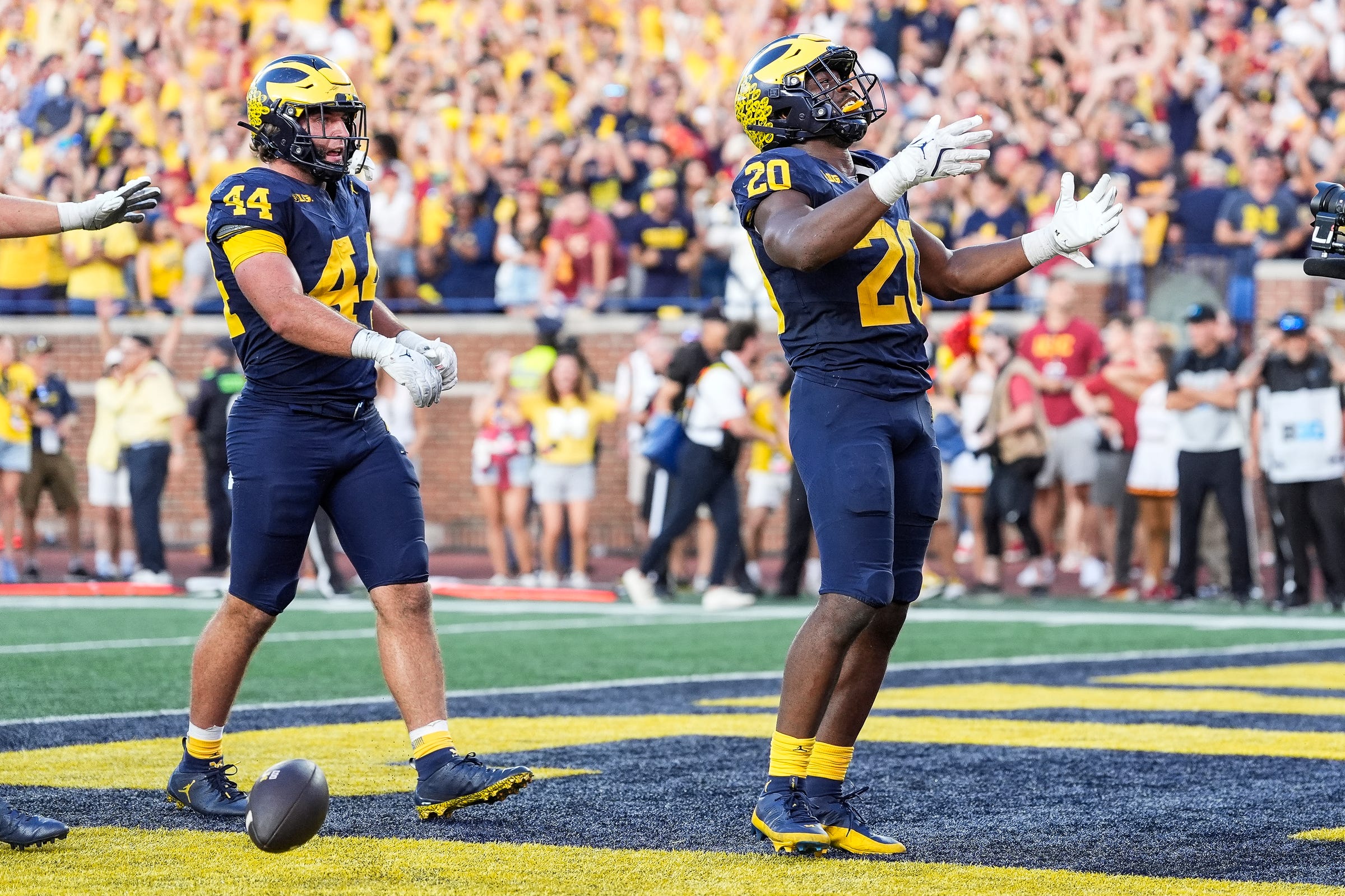 Michigan's Kalel Mullings celebrates his go-ahead 1-yard touchdown against USC with 37 seconds left in the fourth quarter at Michigan Stadium.
