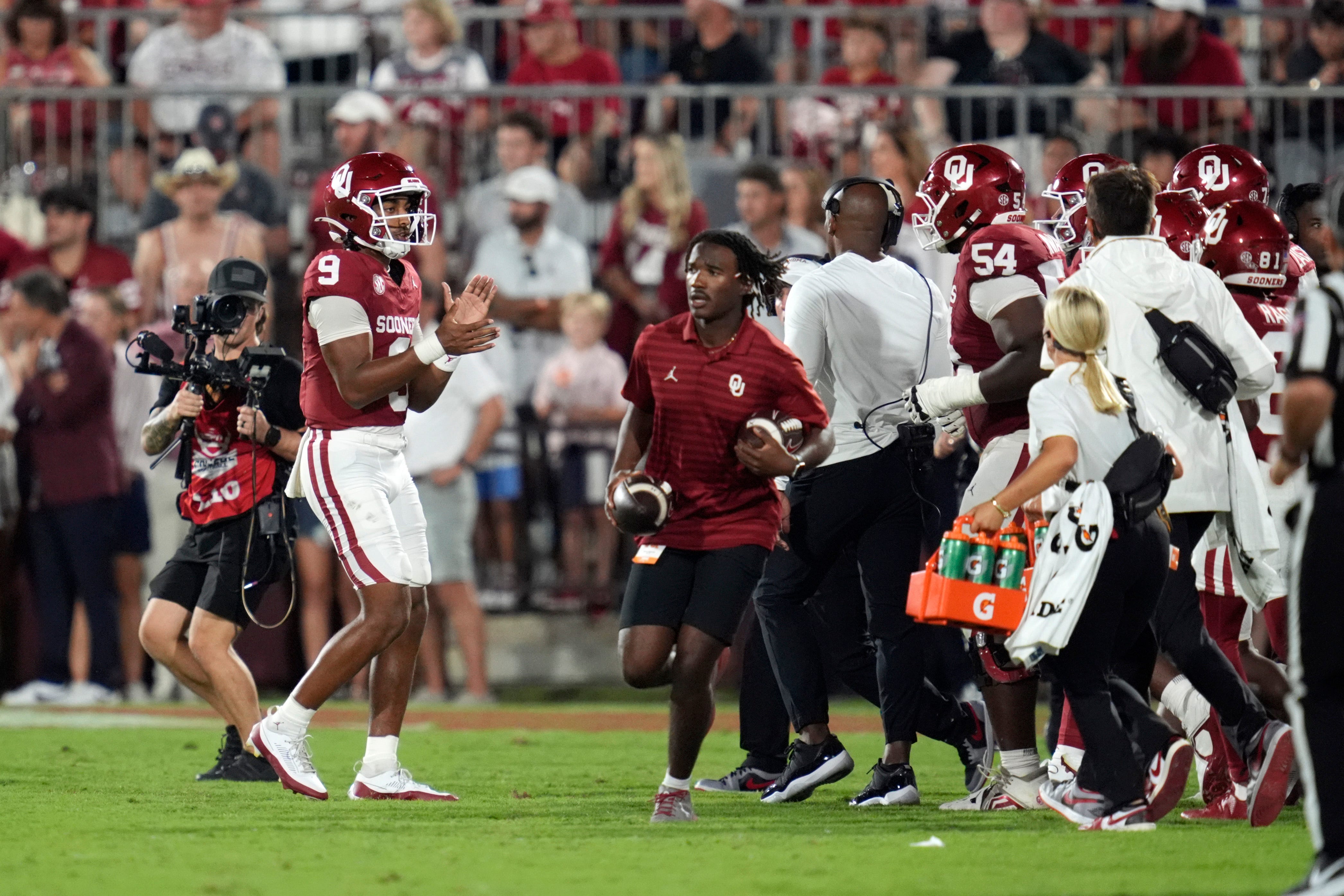 Oklahoma Sooners quarterback Michael Hawkins Jr. (9) enters the game for his first drive during a college football game between the University of Oklahoma Sooners (OU) and the Tennessee Volunteers at Gaylord Family - Oklahoma Memorial Stadium in Norman, Okla., Saturday, Sept. 21, 2024.