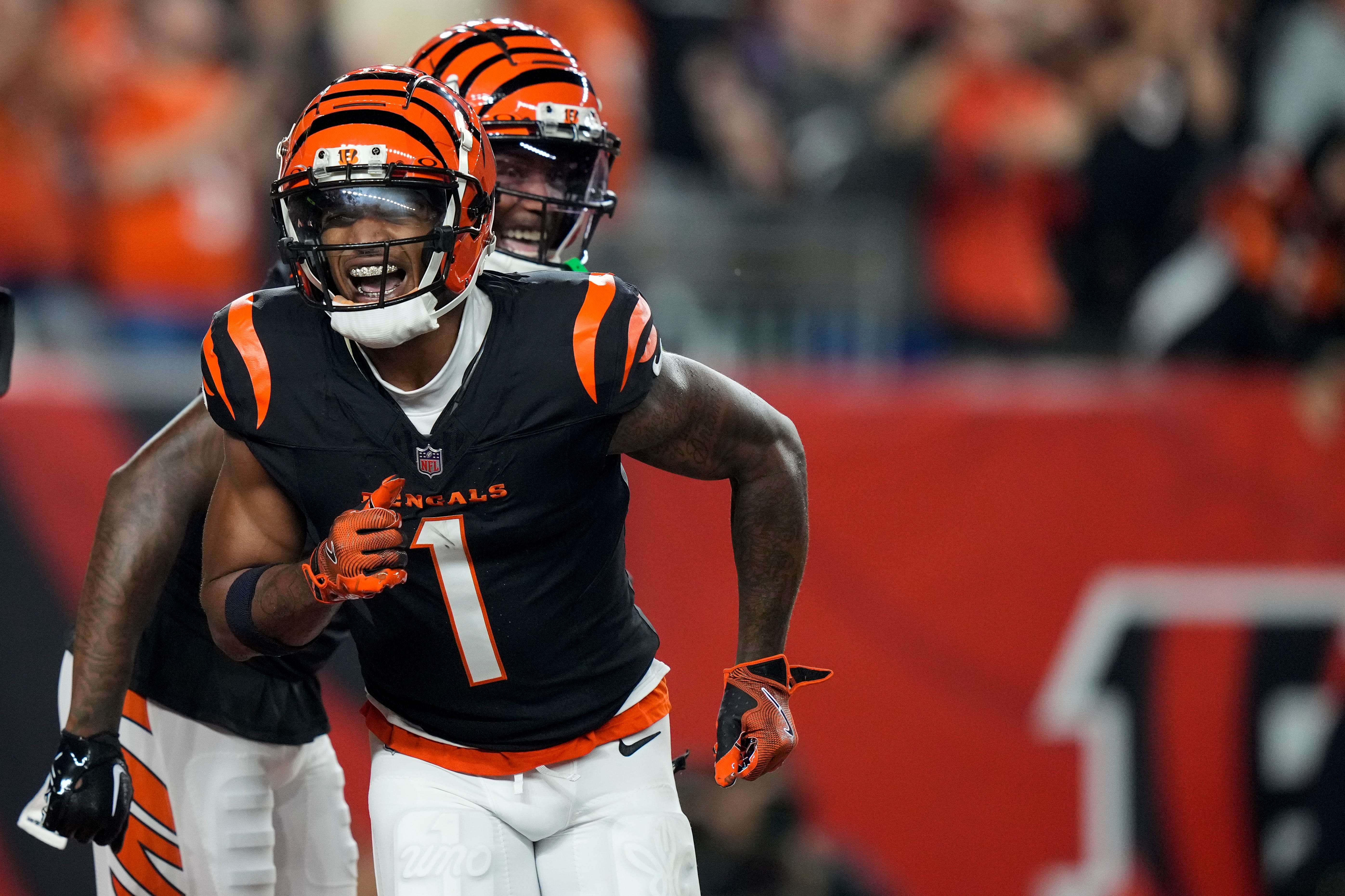 Bengals wide receivers Ja'Marr Chase and Tee Higgins celebrate a touchdown.