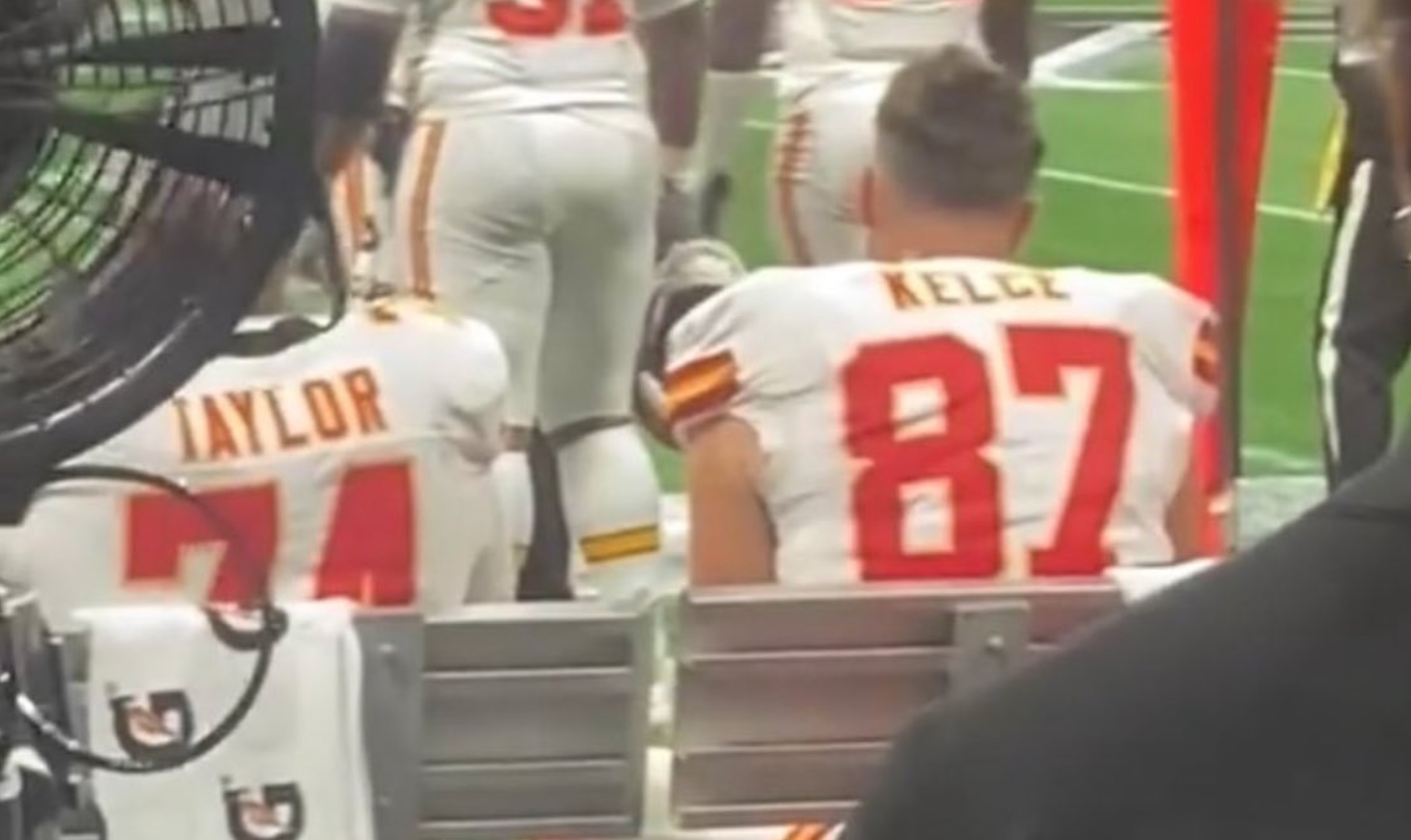 Travis Kelce sitting on the bench with Chiefs T Jawaan Taylor