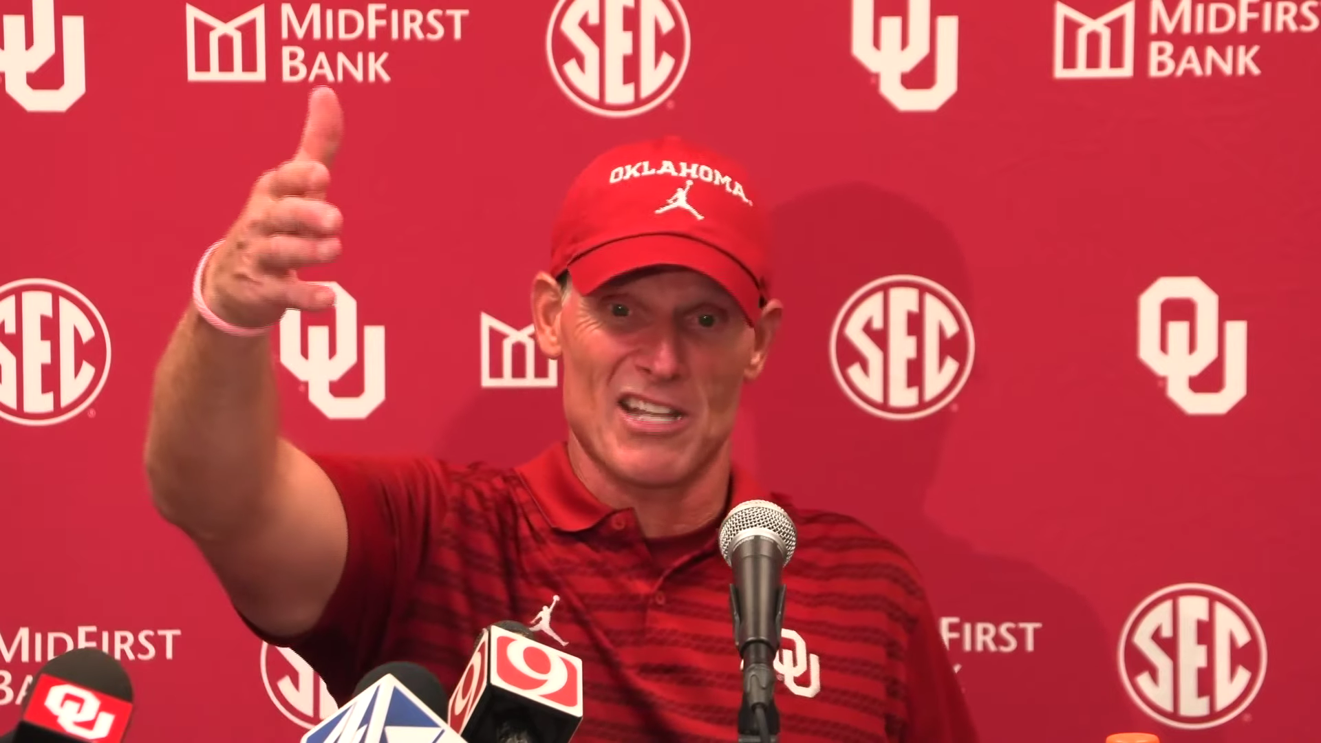 Oklahoma Sooners head coach Brent Venables