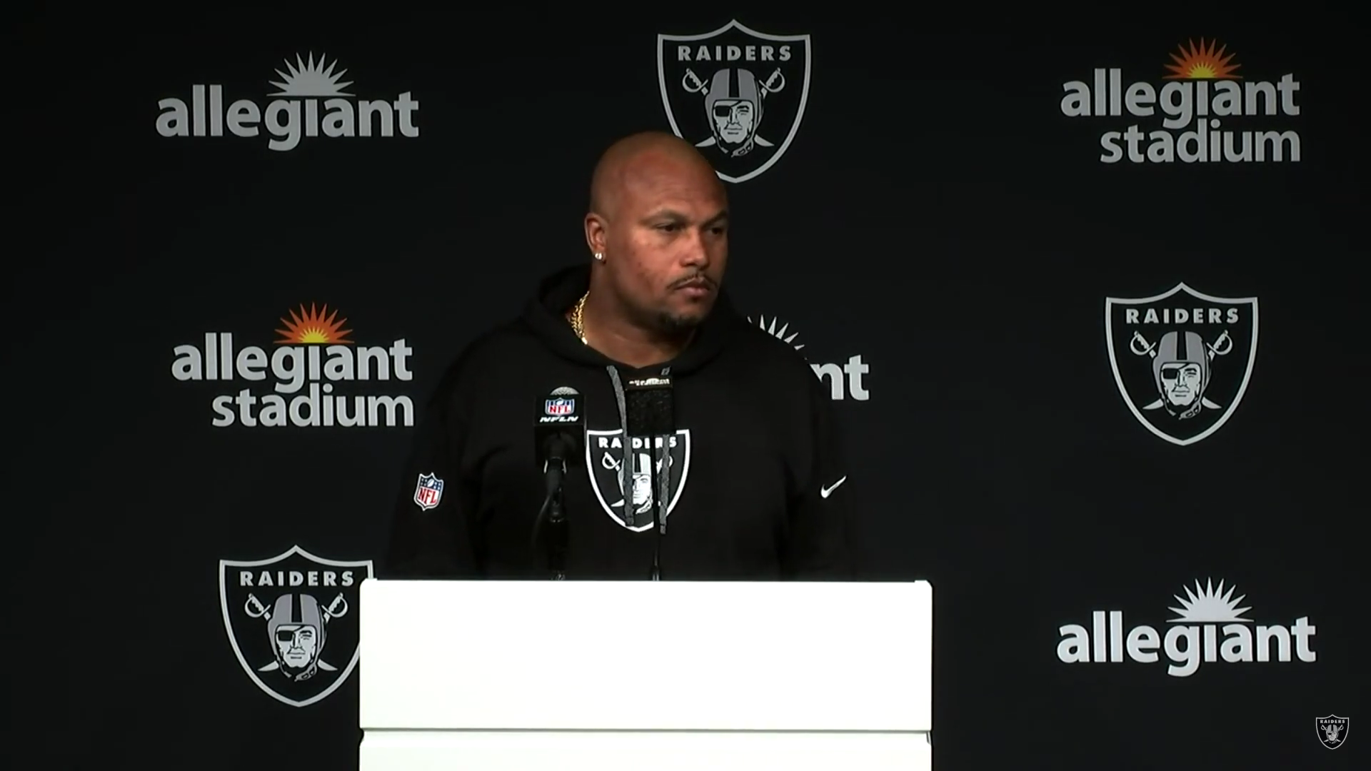 Las Vegas Raiders head coach Antonio Pierce