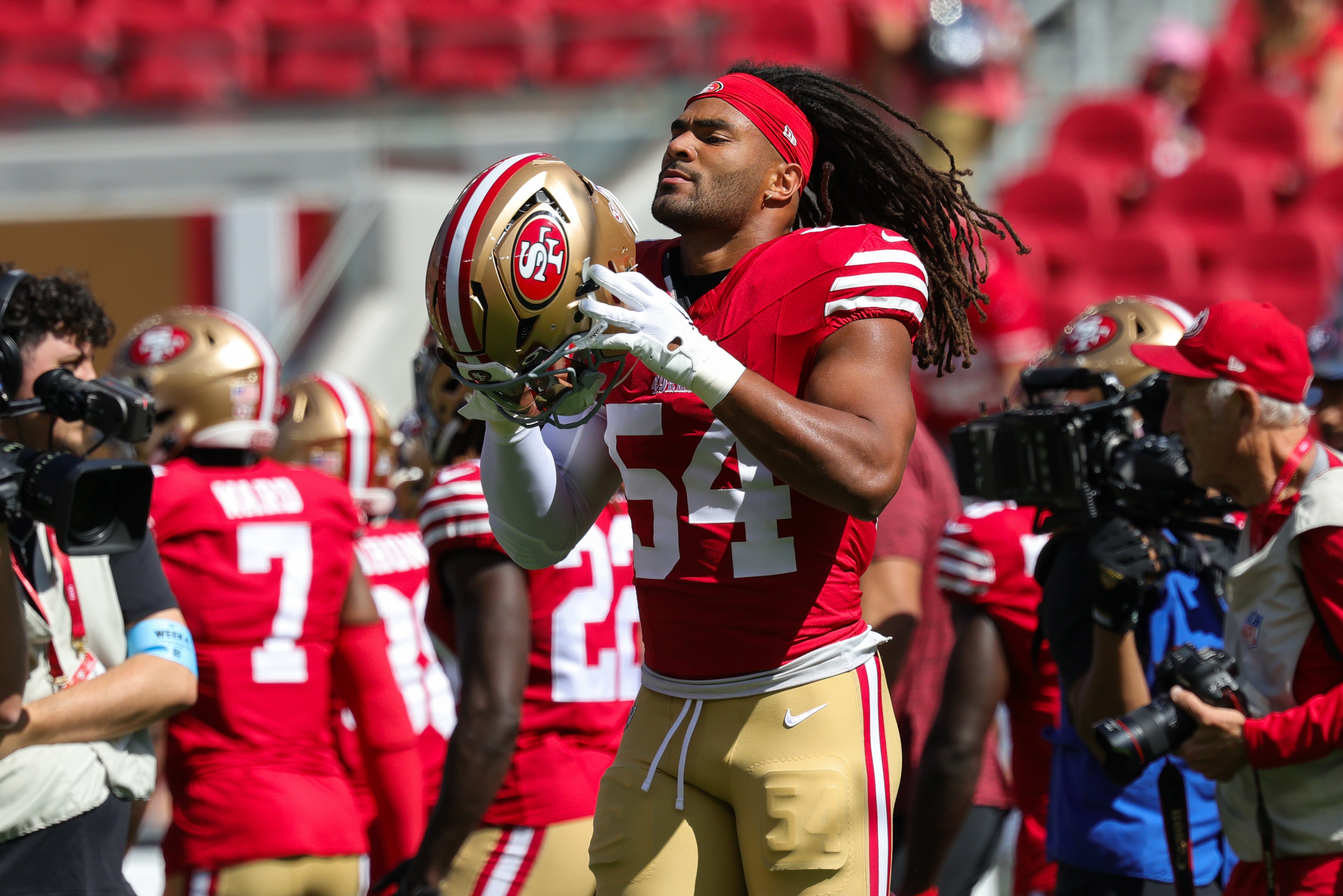 San Francisco 49ers linebacker Fred Warner (54) warms up before the game against the New England Patriots at Levi's Stadium.
