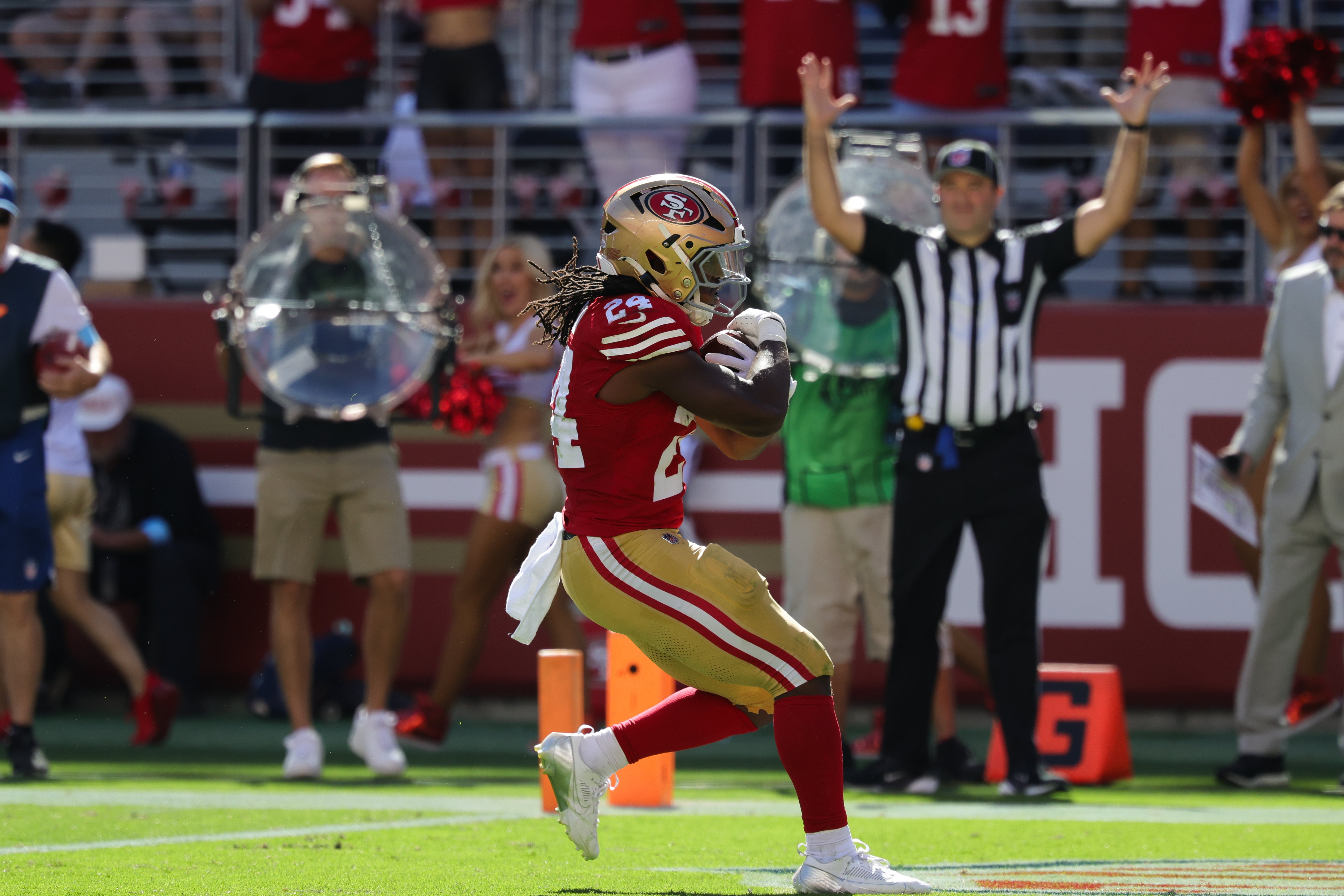 San Francisco 49ers running back Jordan Mason (24) scores a touchdown against the New England Patriots during the third quarter at Levi's Stadium.