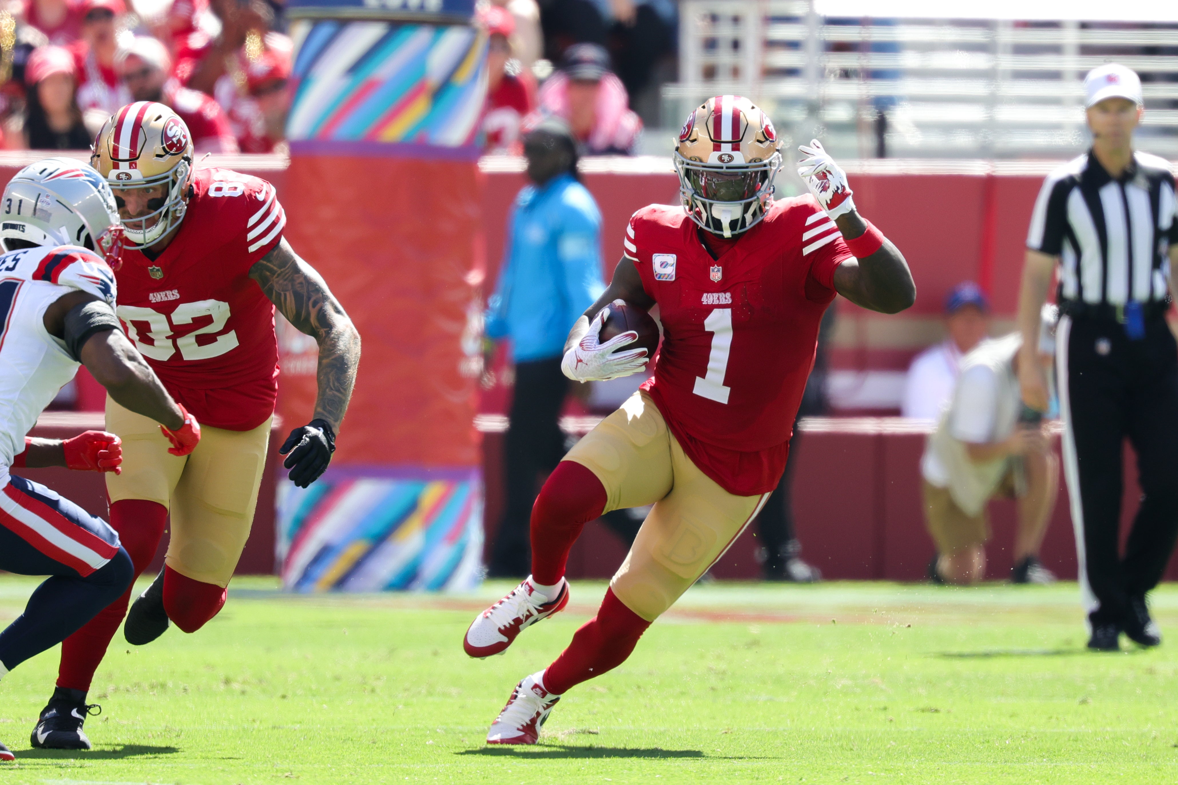 San Francisco 49ers wide receiver Deebo Samuel Sr. (1) runs with the football against the New England Patriots during the first quarter at Levi's Stadium.