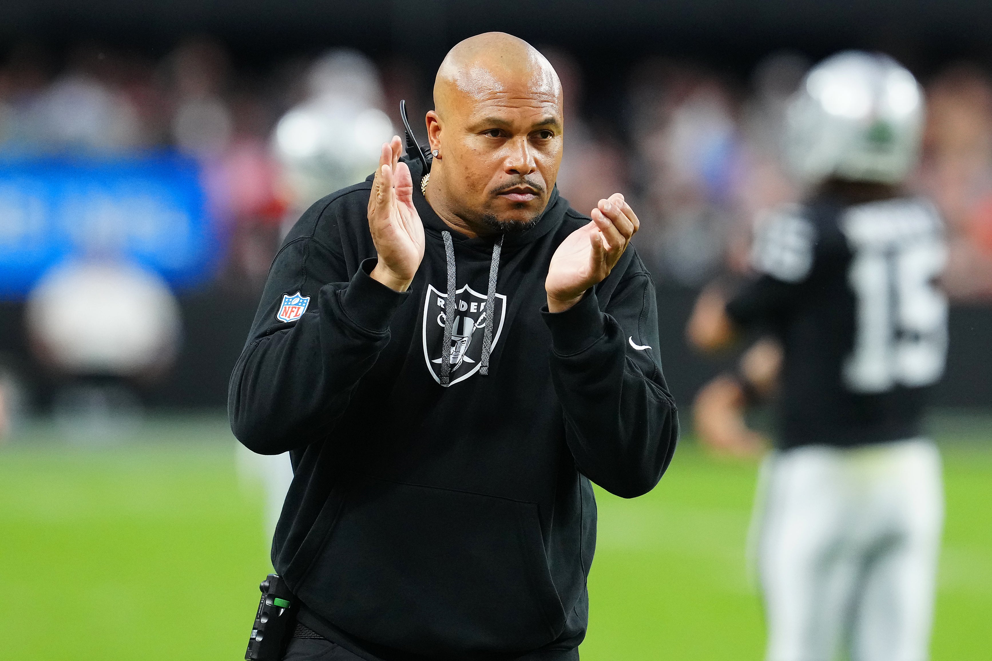 Las vegas Raiders head coach Antonio Pierce