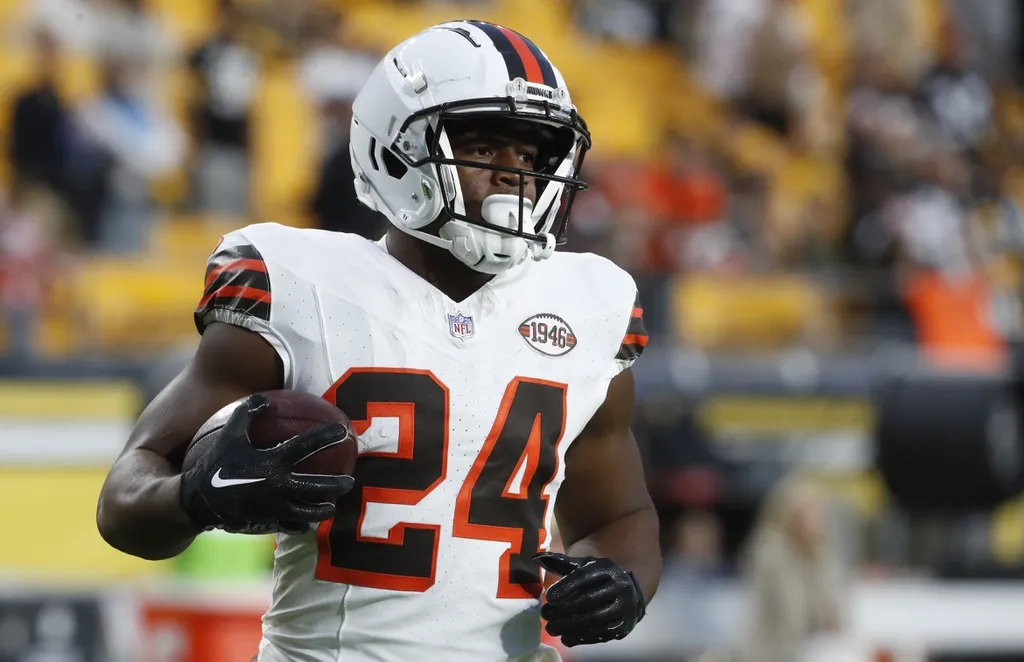 Cleveland Browns running back Nick Chubb (24) warms up before the game against the Pittsburgh Steelers at Acrisure Stadium.