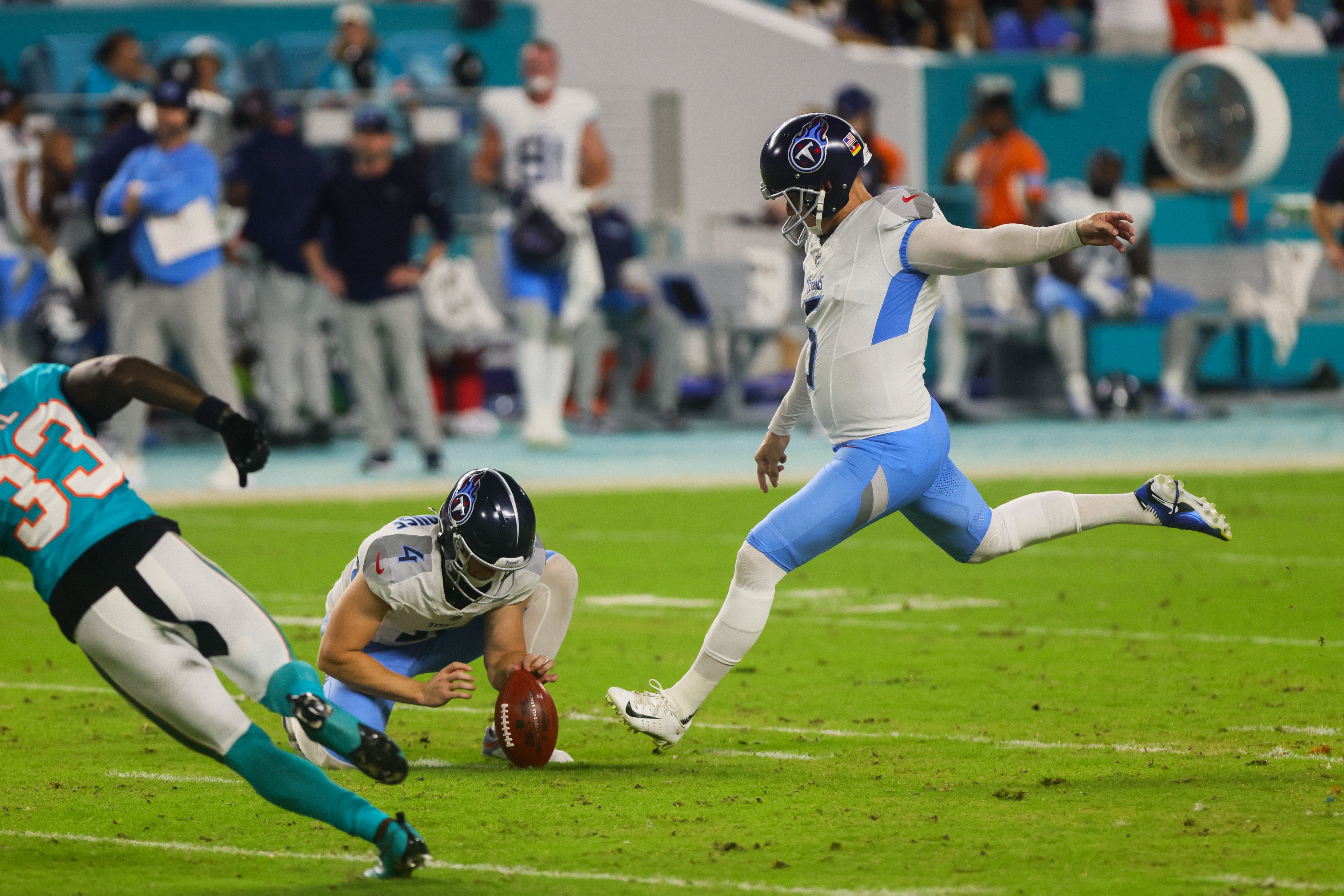 Tennessee Titans place kicker Nick Folk (6) scores a field goal against the Miami Dolphins during the second quarter at Hard Rock Stadium. Sam Navarro-Imagn Images