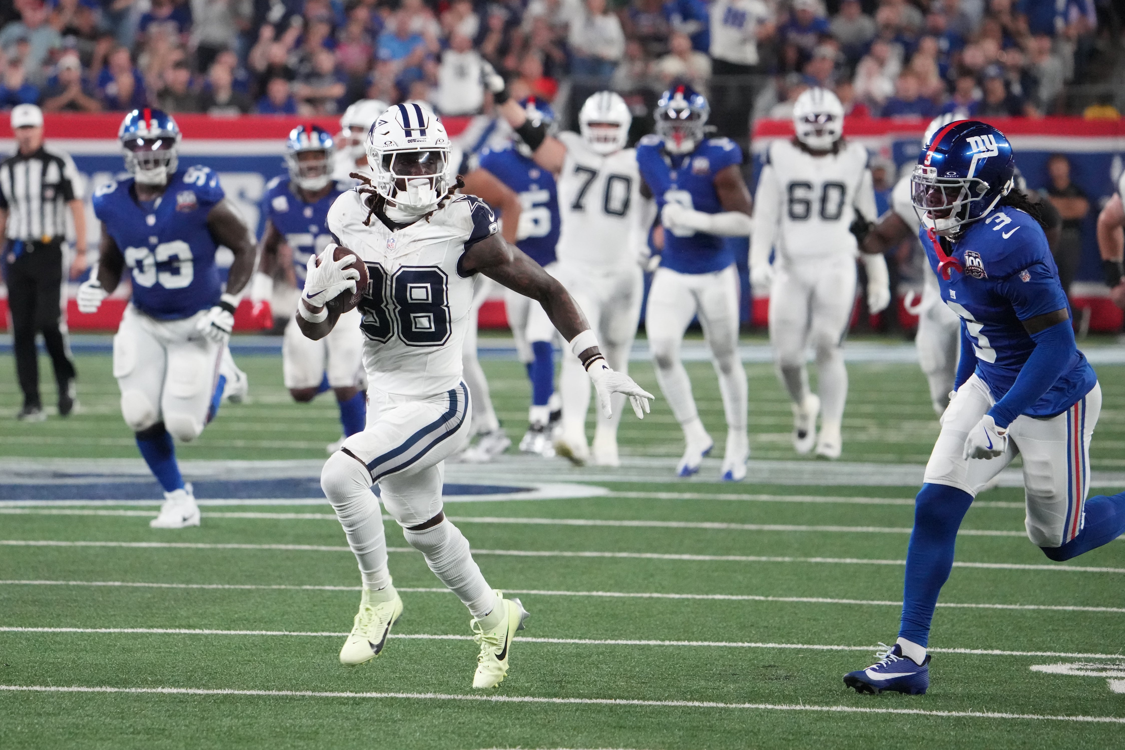 Dallas Cowboys wide receiver CeeDee Lamb (88) runs the ball for a touchdown against the Giants in the first half at MetLife Stadium.