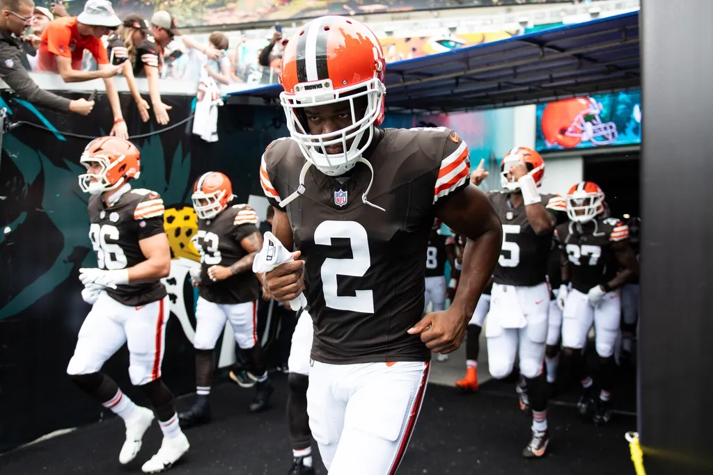 Cleveland Browns wide receiver Amari Cooper (2) runs onto the field before a game against the Jacksonville Jaguars at EverBank Stadium.