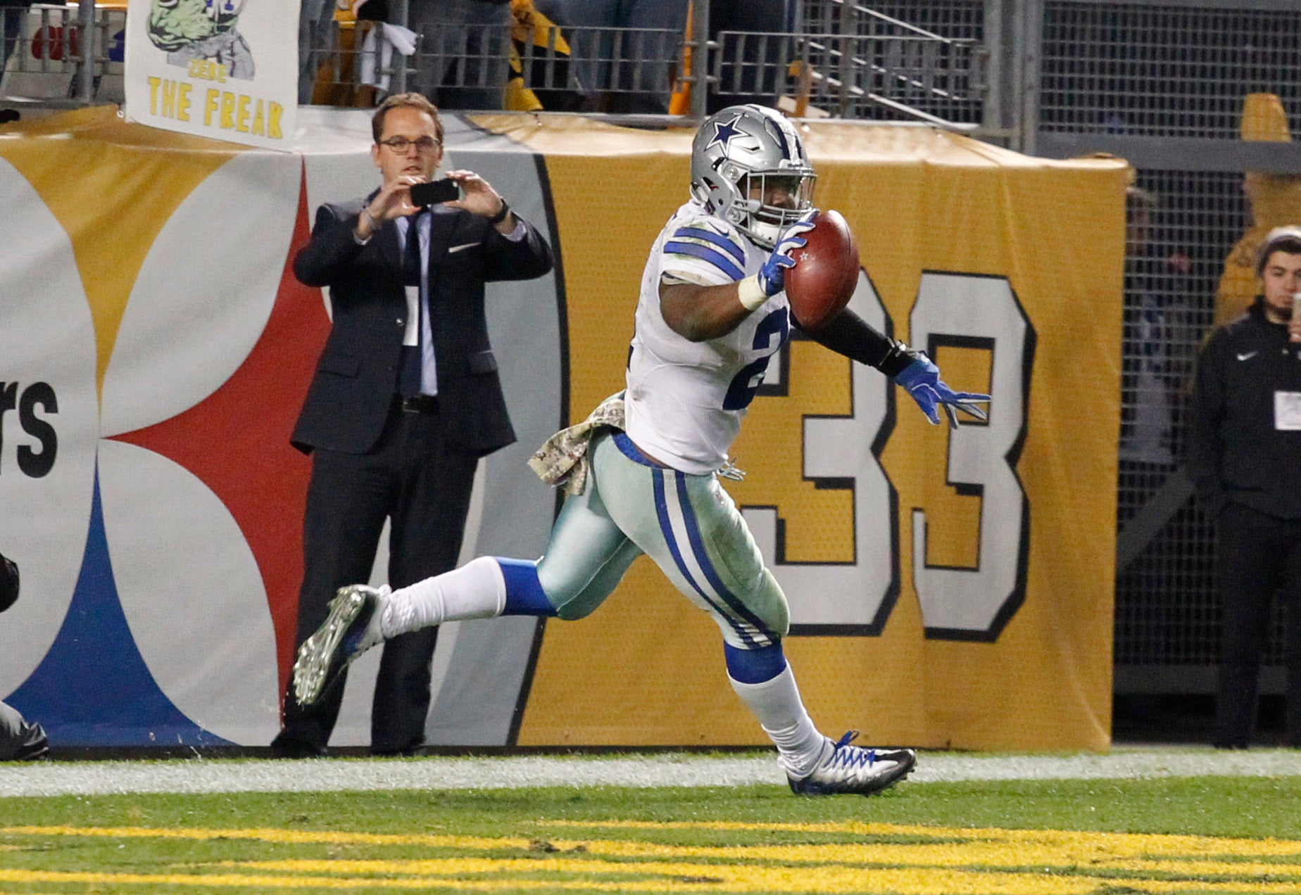 Dallas Cowboys running back Ezekiel Elliott (21) celebrates his thirty-two yard touchdown to win the game against the Pittsburgh Steelers during the fourth quarter at Heinz Field. Dallas won 35-30.