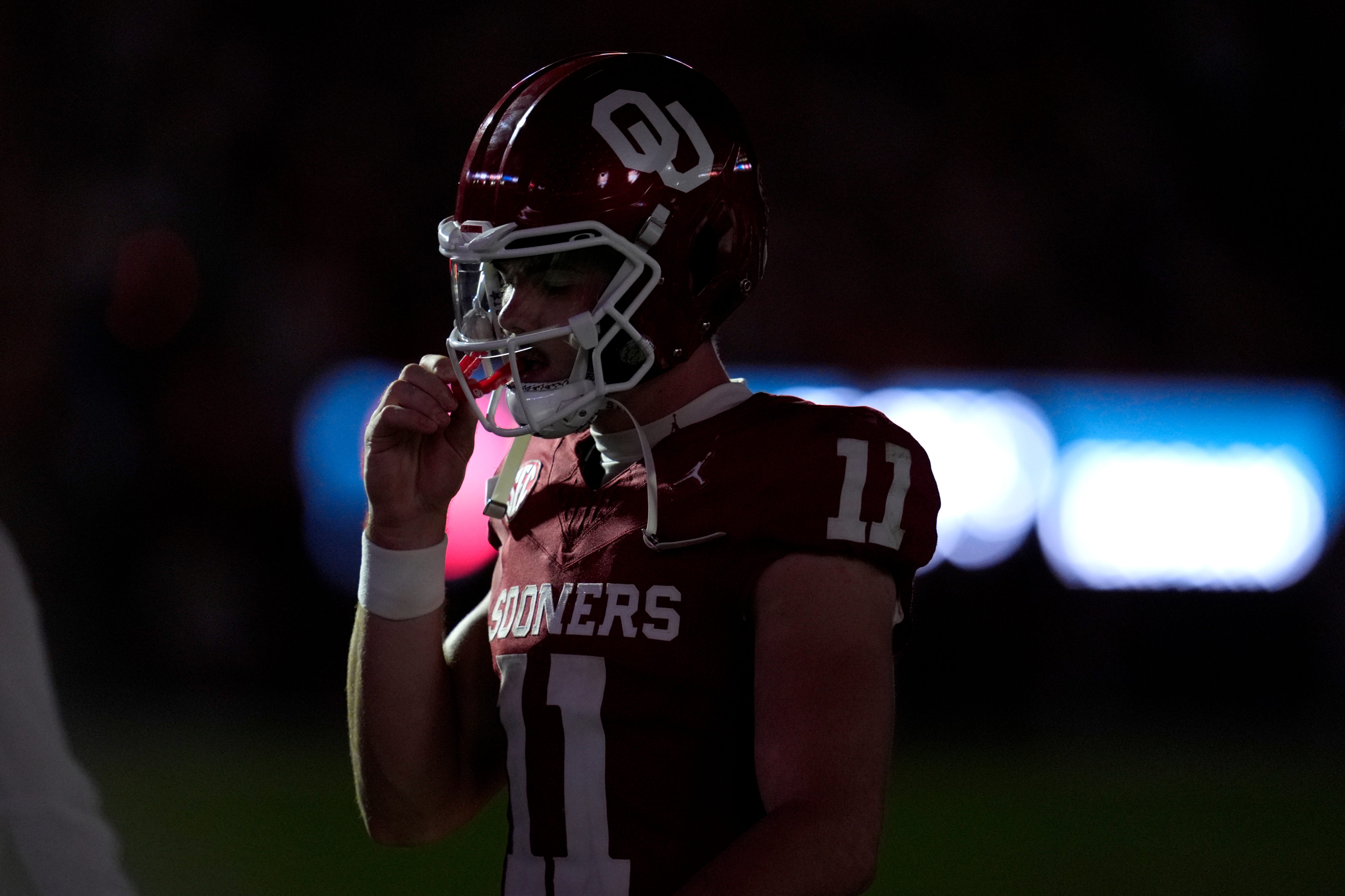 Oklahoma Sooners quarterback Jackson Arnold (11) walks away from a huddle before the fourth quarter during a college football game between the University of Oklahoma Sooners (OU) and the Tennessee Volunteers at Gaylord Family - Oklahoma Memorial Stadium in Norman, Okla., Saturday, Sept. 21, 2024.