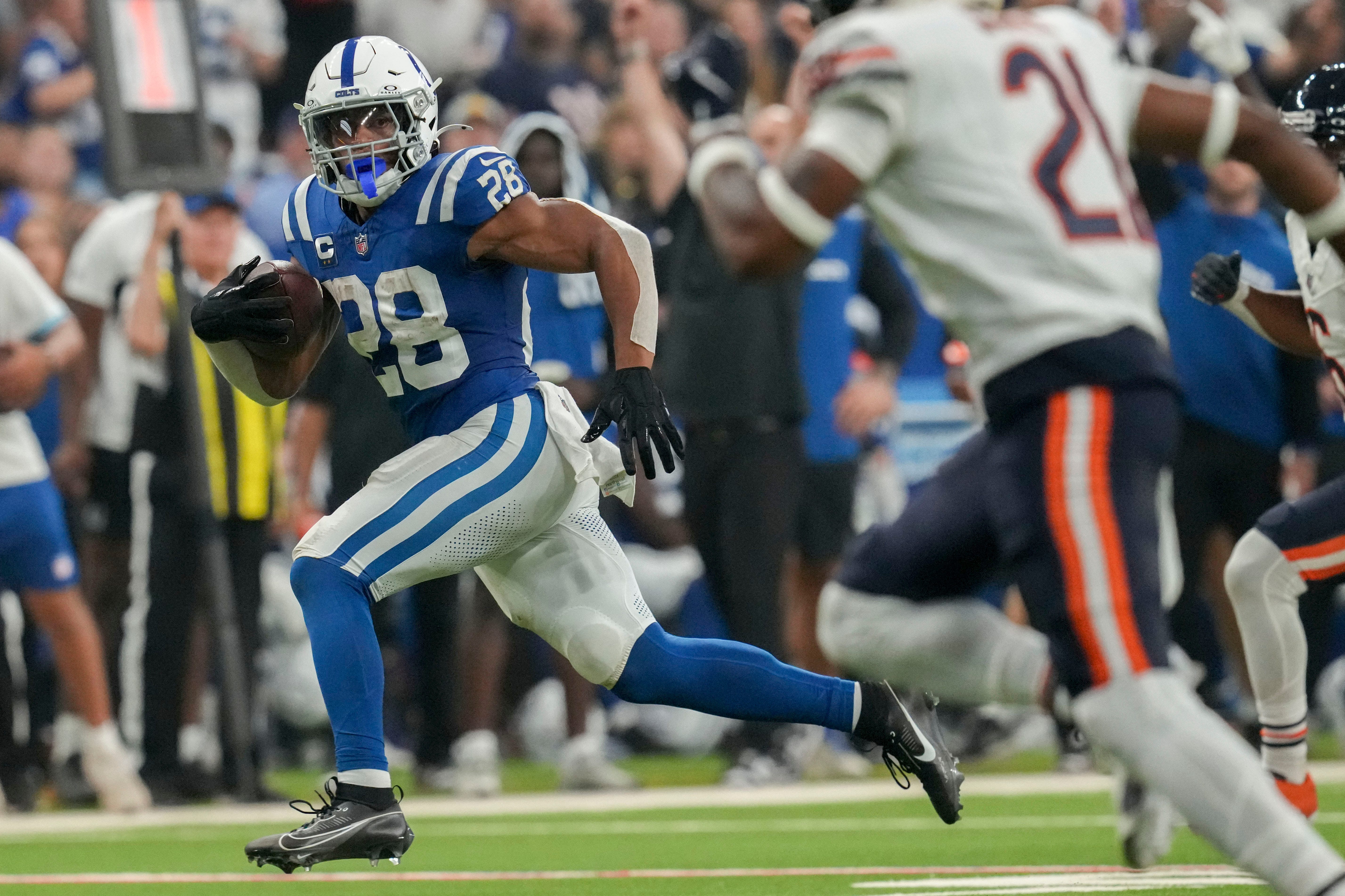 Indianapolis Colts running back Jonathan Taylor (28) rushes to the end zone Sunday, Sept. 22, 2024, during a game against the Chicago Bears at Lucas Oil Stadium in Indianapolis.