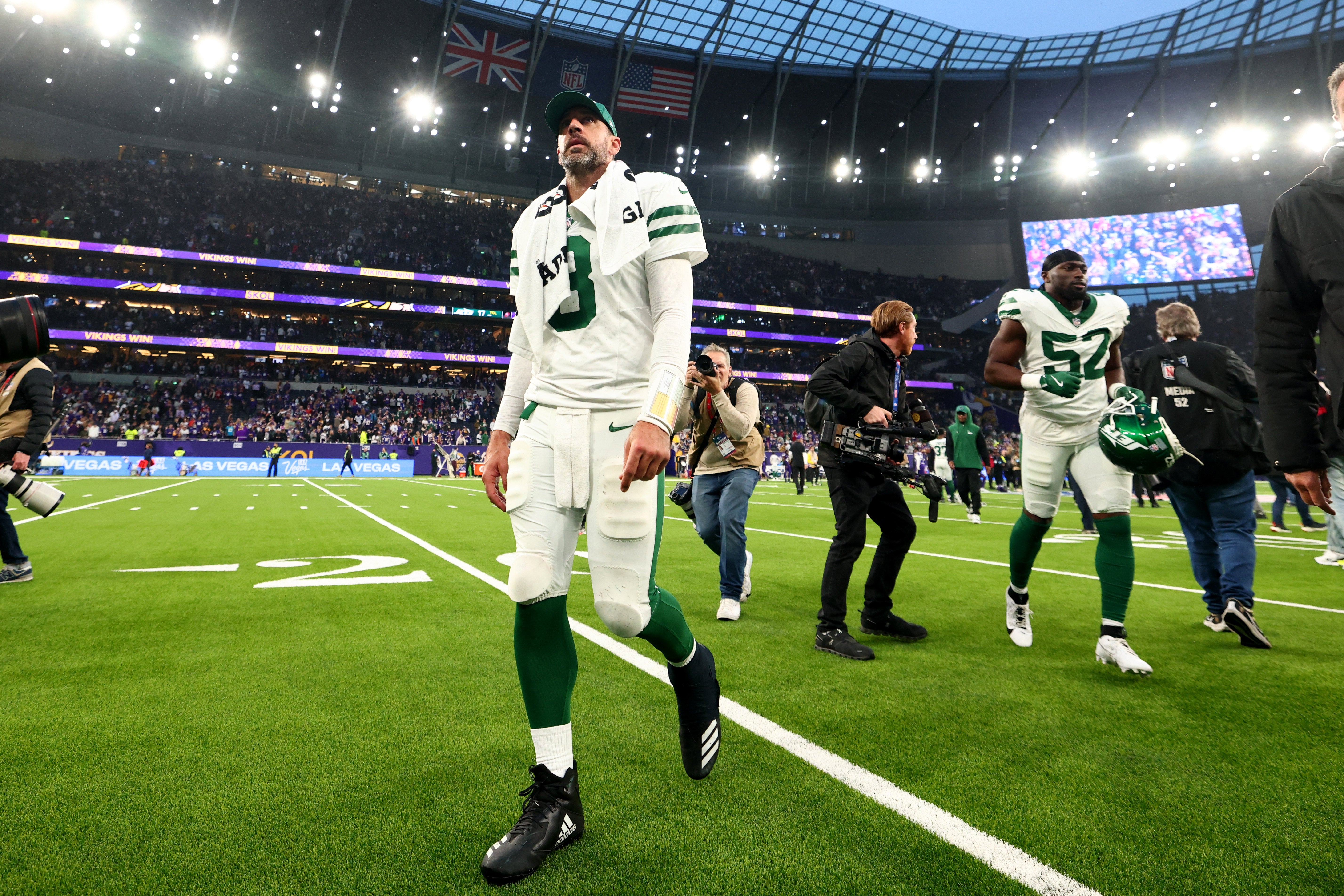 New York Jets quarterback Aaron Rodgers (8) walks back to the locker room after the 17-23 defeat to the Minnesota Vikings at Tottenham Hotspur Stadium.