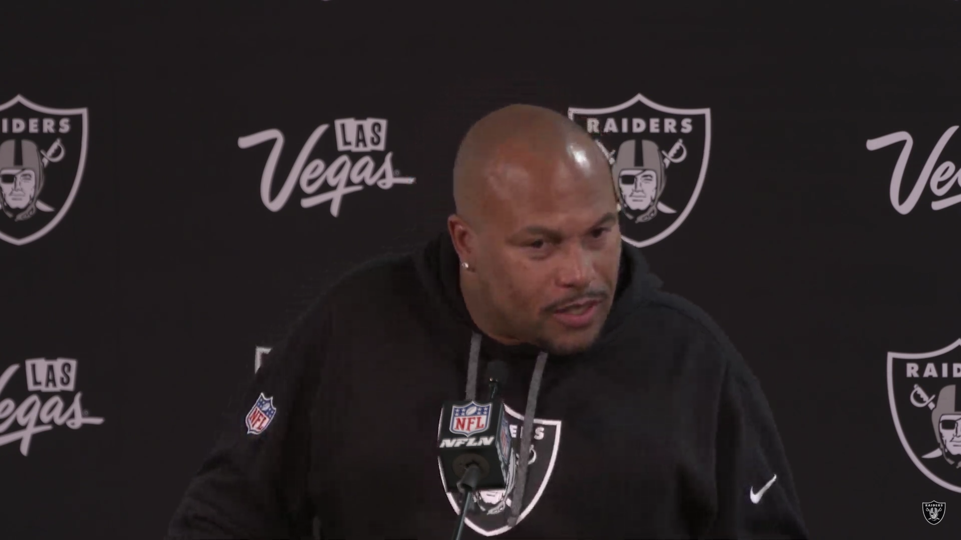 Las Vegas Raiders head coach Antonio Pierce