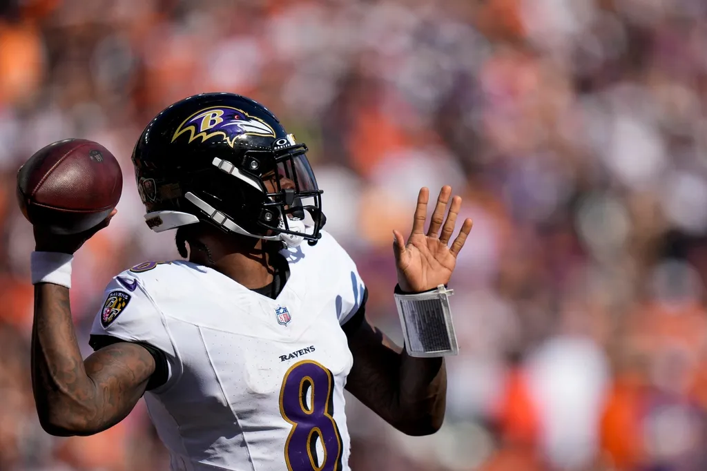 Ravens quarterback Lamar Jackson throws a pass in the fourth quarter of the NFL Week 5 game against the Bengals.