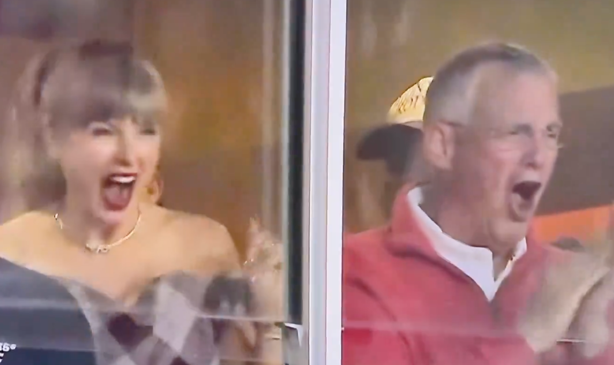 Taylor Swift and her dad react to Travis Kelce's lateral play at the end of the first half in Monday Night's game between the Chiefs and the Saints.