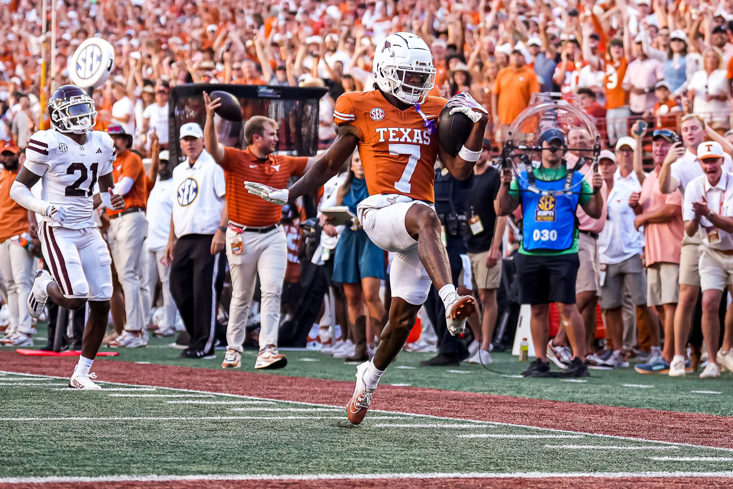 Texas Longhorns receiver Isaiah Bond (7) runs the ball into the endzone for a touchdown during the game against Mississippi State.