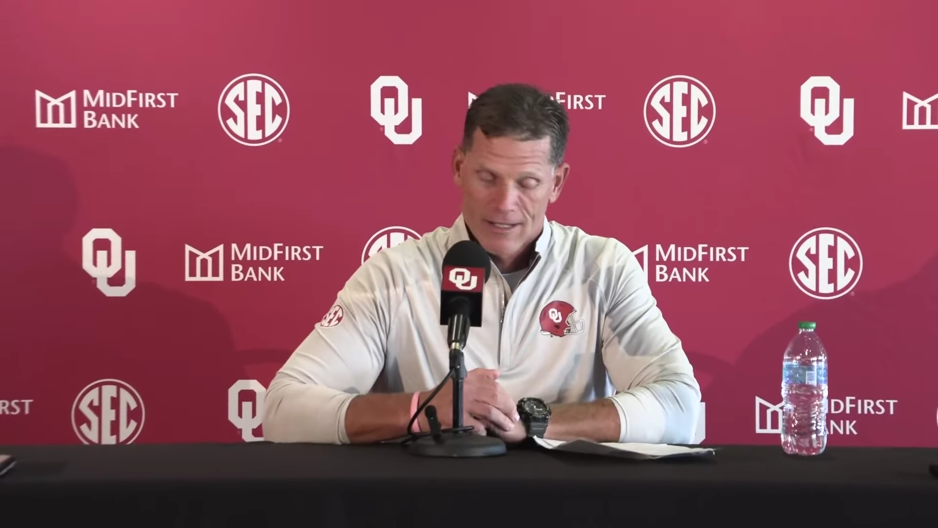 Oklahoma Sooners head coach Brent Venables