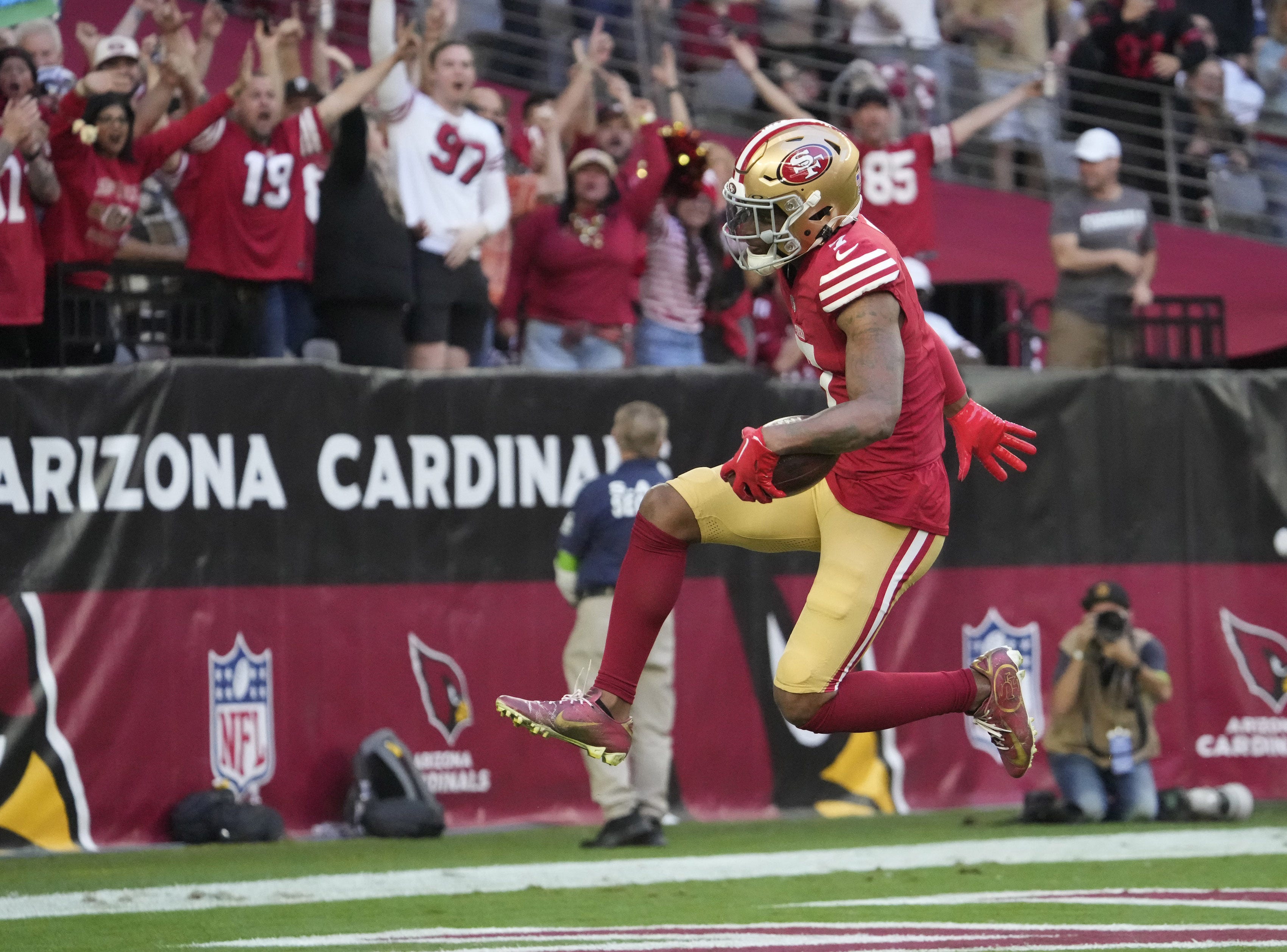 San Francisco 49ers cornerback Charvarius Ward (7) returns an interception for a touchdown against the Arizona Cardinals during the first quarter at State Farm Stadium in Glendale on Dec. 17, 2023.
