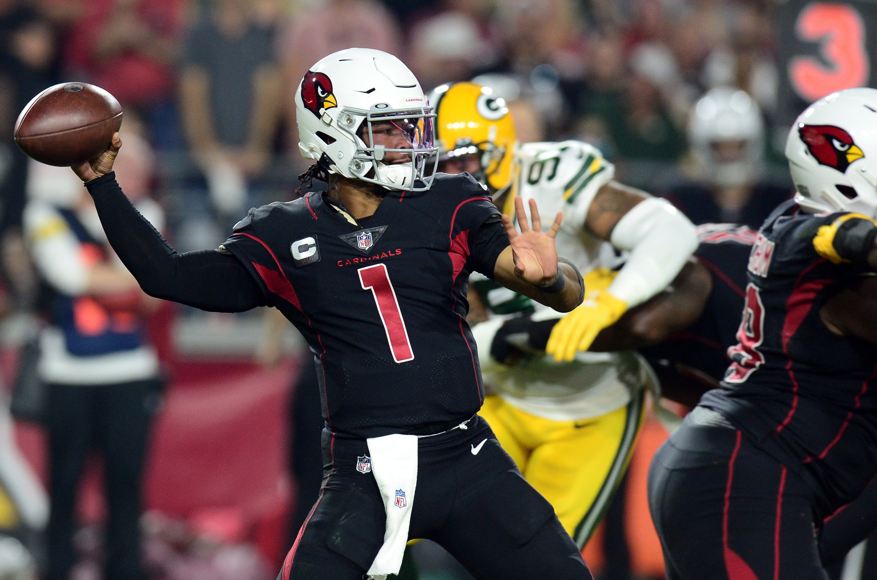 Arizona Cardinals quarterback Kyler Murray (1) throws a pass against the Green Bay Packers during the first half at State Farm Stadium.
